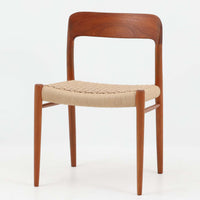 Niels O. MollerによるModel 75 ダイニングチェア。美しい曲線を描く背もたれと、繊細なラインで構成されたフレームが印象的な北欧デザインです。チーク材ならではの深みある木目と、丁寧に編み込まれたペーパーコード座面が調和し、軽やかさと上質感を兼ね備えています。背中をやさしく支える有機的なフォルムと高い職人技が感じられる構造で、ダイニングはもちろん書斎や空間のアクセントチェアとしても活躍。経年変化による味わいも魅力の北欧ビンテージを代表する一脚です。