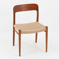 Niels O. MollerによるModel 75 ダイニングチェア。美しい曲線を描く背もたれと、繊細なラインで構成されたフレームが印象的な北欧デザインです。チーク材ならではの深みある木目と、丁寧に編み込まれたペーパーコード座面が調和し、軽やかさと上質感を兼ね備えています。背中をやさしく支える有機的なフォルムと高い職人技が感じられる構造で、ダイニングはもちろん書斎や空間のアクセントチェアとしても活躍。経年変化による味わいも魅力の北欧ビンテージを代表する一脚です。