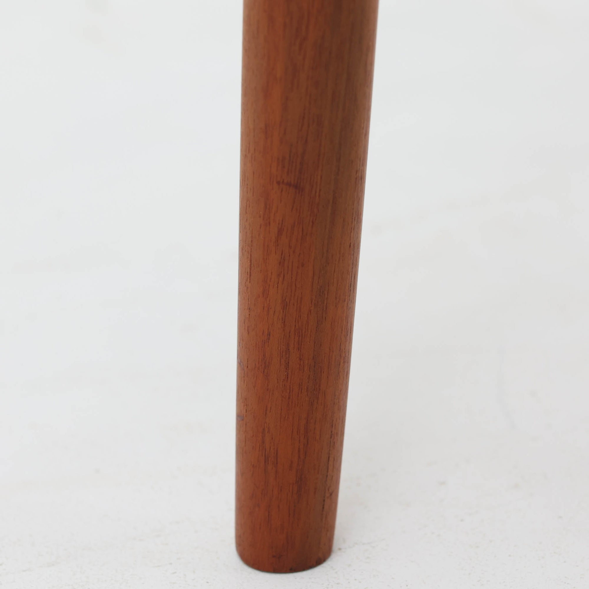 Niels O. MollerによるModel 75 ダイニングチェア。美しい曲線を描く背もたれと、繊細なラインで構成されたフレームが印象的な北欧デザインです。チーク材ならではの深みある木目と、丁寧に編み込まれたペーパーコード座面が調和し、軽やかさと上質感を兼ね備えています。背中をやさしく支える有機的なフォルムと高い職人技が感じられる構造で、ダイニングはもちろん書斎や空間のアクセントチェアとしても活躍。経年変化による味わいも魅力の北欧ビンテージを代表する一脚です。