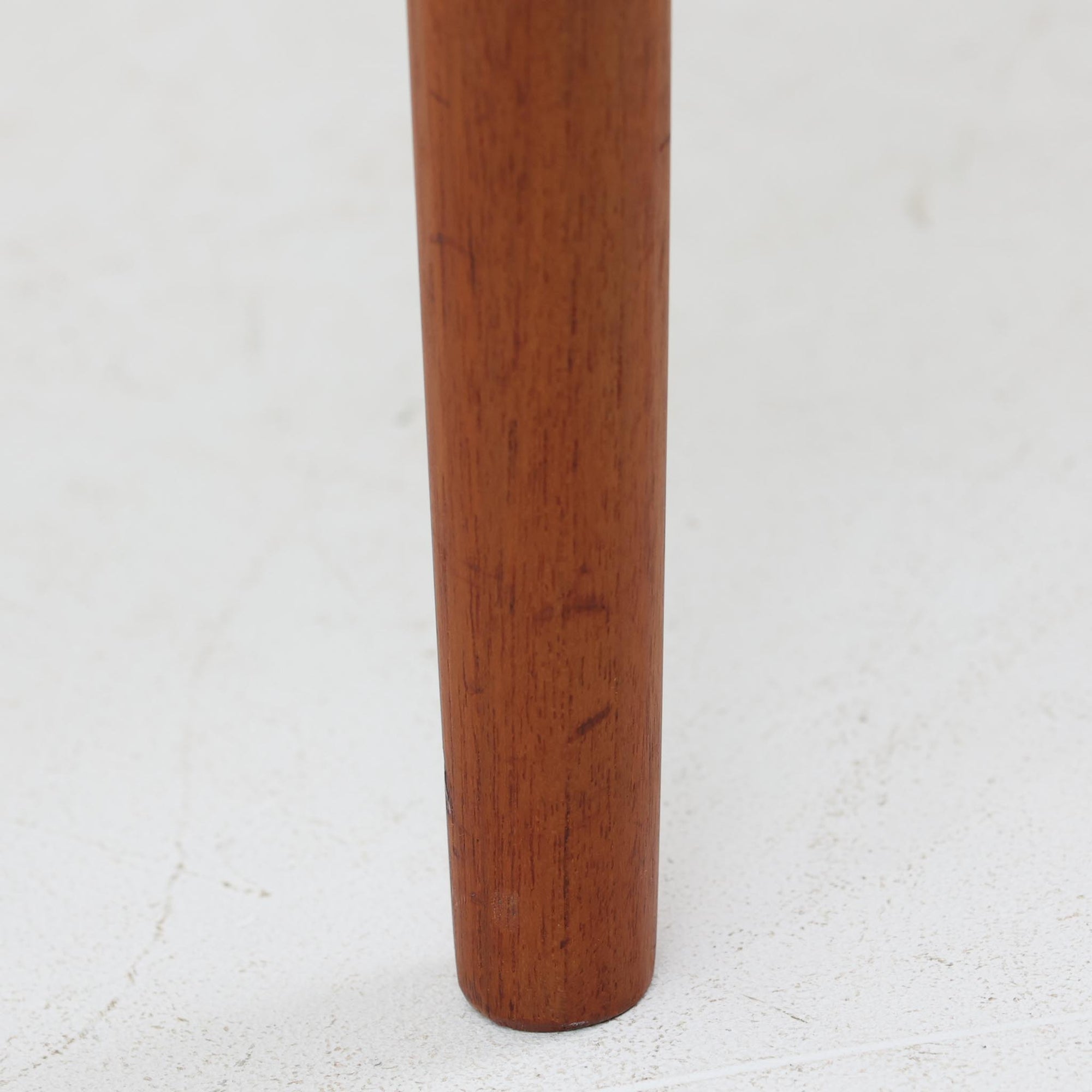 Niels O. MollerによるModel 75 ダイニングチェア。美しい曲線を描く背もたれと、繊細なラインで構成されたフレームが印象的な北欧デザインです。チーク材ならではの深みある木目と、丁寧に編み込まれたペーパーコード座面が調和し、軽やかさと上質感を兼ね備えています。背中をやさしく支える有機的なフォルムと高い職人技が感じられる構造で、ダイニングはもちろん書斎や空間のアクセントチェアとしても活躍。経年変化による味わいも魅力の北欧ビンテージを代表する一脚です。