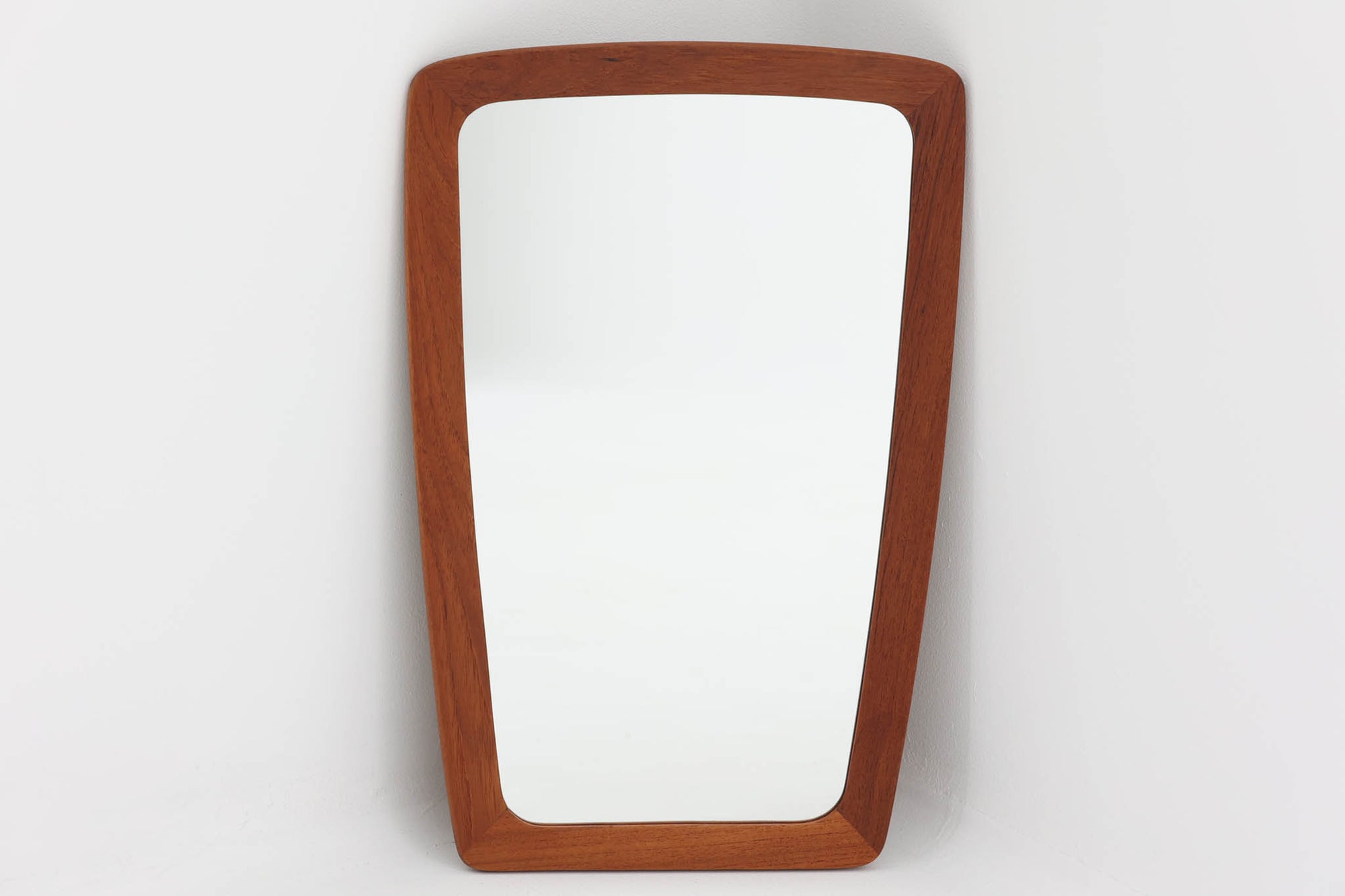 デンマークより買い付けたミラーです。シンプルで丸みを帯びたチーク材のフレームが良い色味で温かみのある空間を演出してくれそうです。壁に掛けても、立て掛けてもご使用いただけます。