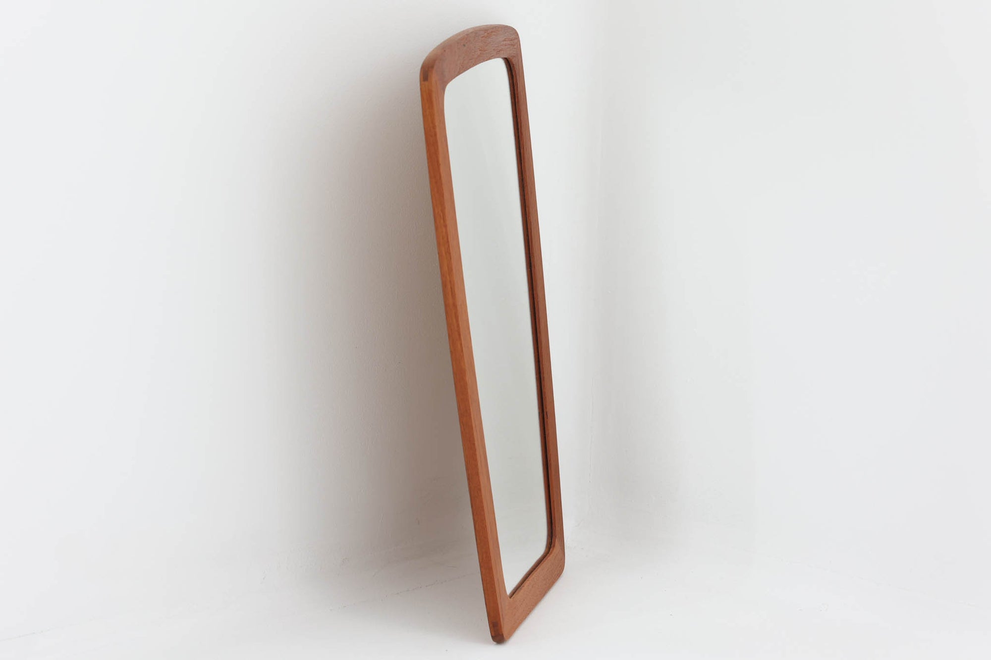 デンマークより買い付けたミラーです。シンプルで丸みを帯びたチーク材のフレームが良い色味で温かみのある空間を演出してくれそうです。壁に掛けても、立て掛けてもご使用いただけます。