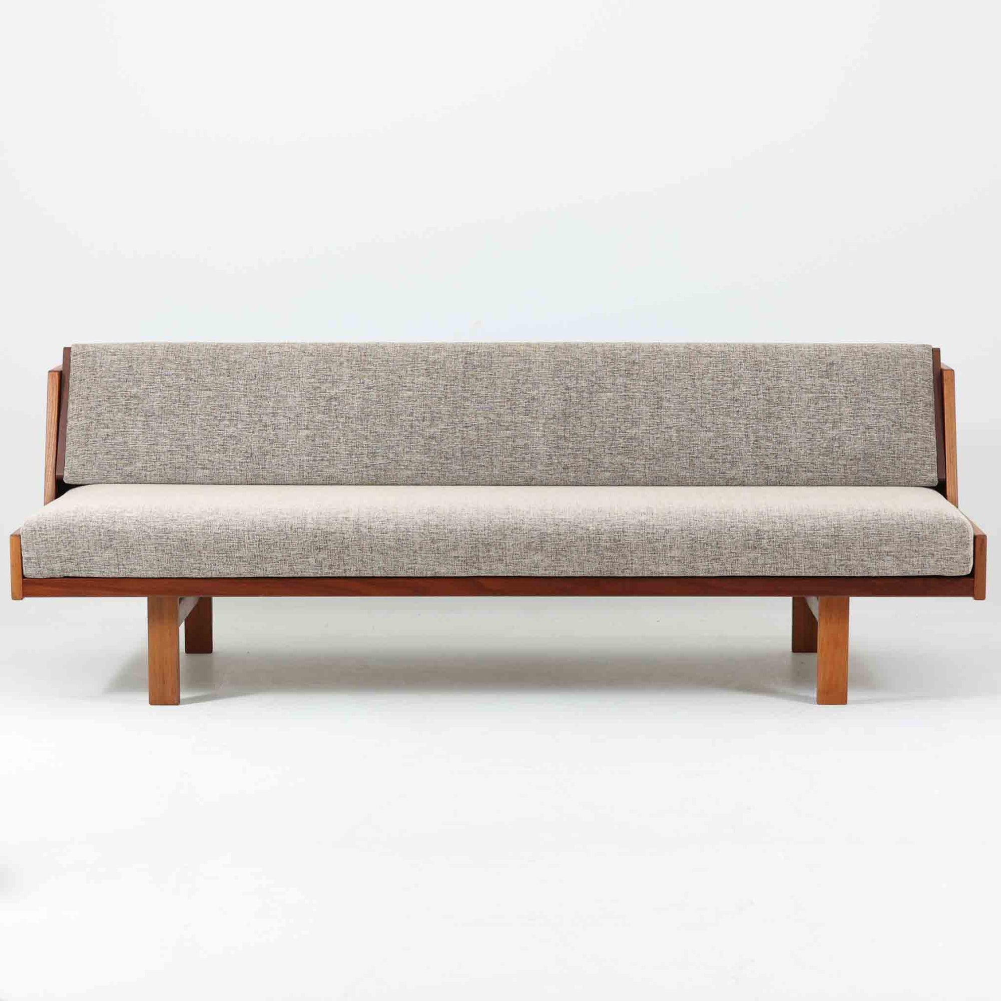 Hans J. WegnerがGetamaのためにデザインしたGE258デイベッド。チーク材ならではの深みある木肌と角脚の端正なラインが際立ち、直線を基調とした静かな造形美に北欧モダンの洗練が宿ります。背もたれを倒せばベッドとして使える機能的な構造で、リビングでは上質なソファ、ゲストルームや書斎では簡易ベッドとしても活躍する実用性の高い一台です。経年で増したチークの艶やかな表情とGetamaの堅牢なつくりが、ビンテージならではの風格と希少性を一層引き立てています。