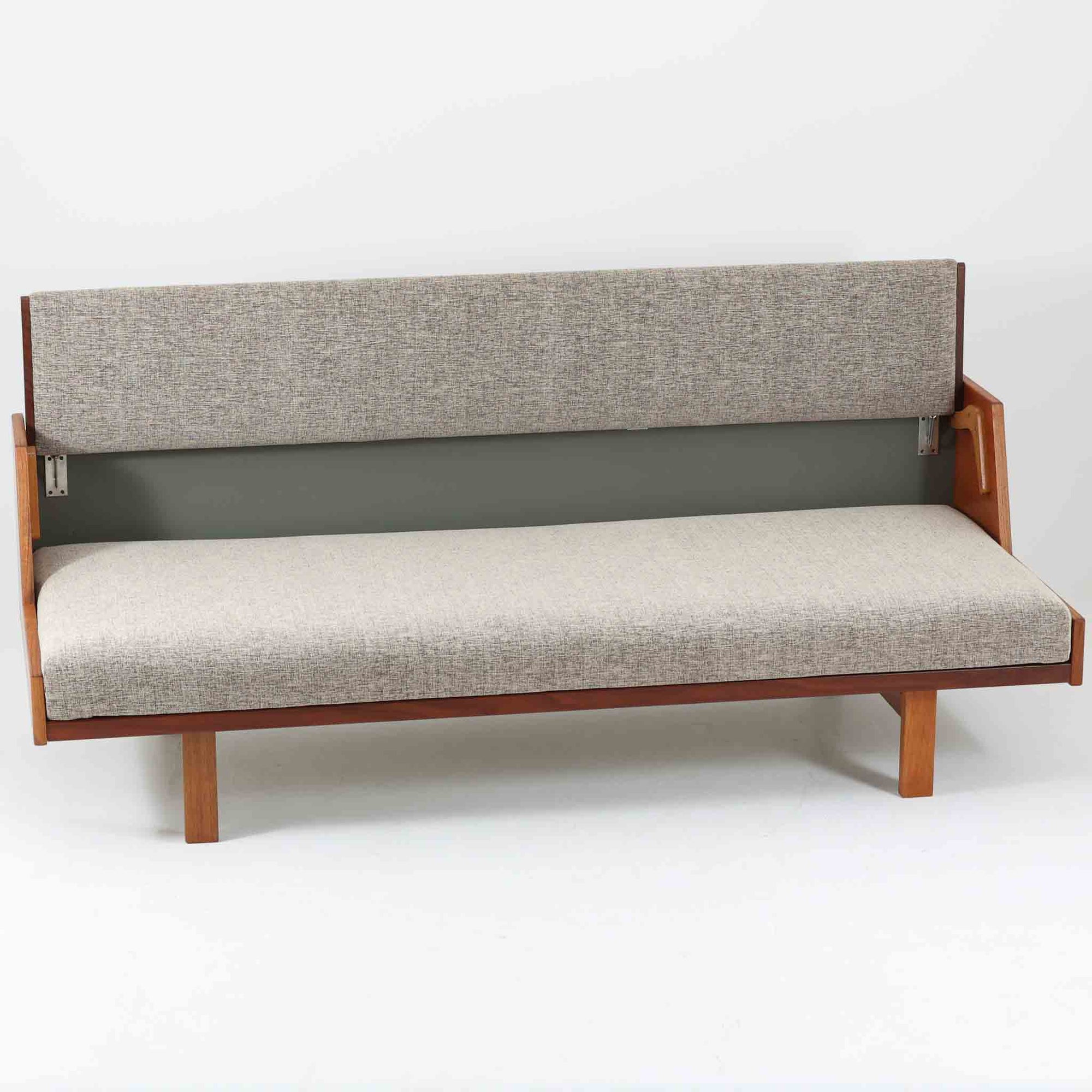 Hans J. WegnerがGetamaのためにデザインしたGE258デイベッド。チーク材ならではの深みある木肌と角脚の端正なラインが際立ち、直線を基調とした静かな造形美に北欧モダンの洗練が宿ります。背もたれを倒せばベッドとして使える機能的な構造で、リビングでは上質なソファ、ゲストルームや書斎では簡易ベッドとしても活躍する実用性の高い一台です。経年で増したチークの艶やかな表情とGetamaの堅牢なつくりが、ビンテージならではの風格と希少性を一層引き立てています。