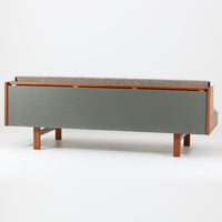 Hans J. WegnerがGetamaのためにデザインしたGE258デイベッド。チーク材ならではの深みある木肌と角脚の端正なラインが際立ち、直線を基調とした静かな造形美に北欧モダンの洗練が宿ります。背もたれを倒せばベッドとして使える機能的な構造で、リビングでは上質なソファ、ゲストルームや書斎では簡易ベッドとしても活躍する実用性の高い一台です。経年で増したチークの艶やかな表情とGetamaの堅牢なつくりが、ビンテージならではの風格と希少性を一層引き立てています。