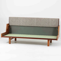 Hans J. WegnerがGetamaのためにデザインしたGE258デイベッド。チーク材ならではの深みある木肌と角脚の端正なラインが際立ち、直線を基調とした静かな造形美に北欧モダンの洗練が宿ります。背もたれを倒せばベッドとして使える機能的な構造で、リビングでは上質なソファ、ゲストルームや書斎では簡易ベッドとしても活躍する実用性の高い一台です。経年で増したチークの艶やかな表情とGetamaの堅牢なつくりが、ビンテージならではの風格と希少性を一層引き立てています。