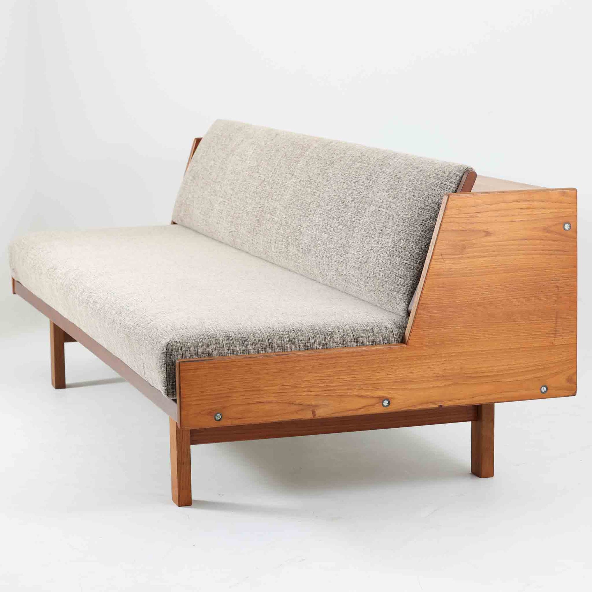 Hans J. WegnerがGetamaのためにデザインしたGE258デイベッド。チーク材ならではの深みある木肌と角脚の端正なラインが際立ち、直線を基調とした静かな造形美に北欧モダンの洗練が宿ります。背もたれを倒せばベッドとして使える機能的な構造で、リビングでは上質なソファ、ゲストルームや書斎では簡易ベッドとしても活躍する実用性の高い一台です。経年で増したチークの艶やかな表情とGetamaの堅牢なつくりが、ビンテージならではの風格と希少性を一層引き立てています。