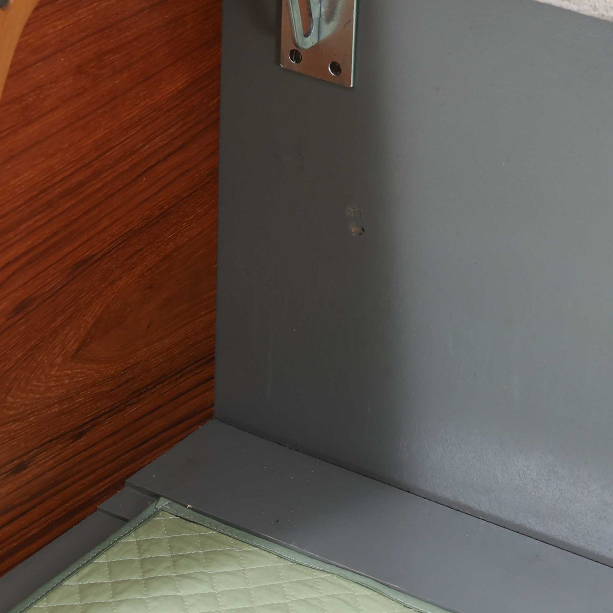 Hans J. WegnerがGetamaのためにデザインしたGE258デイベッド。チーク材ならではの深みある木肌と角脚の端正なラインが際立ち、直線を基調とした静かな造形美に北欧モダンの洗練が宿ります。背もたれを倒せばベッドとして使える機能的な構造で、リビングでは上質なソファ、ゲストルームや書斎では簡易ベッドとしても活躍する実用性の高い一台です。経年で増したチークの艶やかな表情とGetamaの堅牢なつくりが、ビンテージならではの風格と希少性を一層引き立てています。