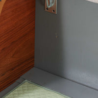 Hans J. WegnerがGetamaのためにデザインしたGE258デイベッド。チーク材ならではの深みある木肌と角脚の端正なラインが際立ち、直線を基調とした静かな造形美に北欧モダンの洗練が宿ります。背もたれを倒せばベッドとして使える機能的な構造で、リビングでは上質なソファ、ゲストルームや書斎では簡易ベッドとしても活躍する実用性の高い一台です。経年で増したチークの艶やかな表情とGetamaの堅牢なつくりが、ビンテージならではの風格と希少性を一層引き立てています。