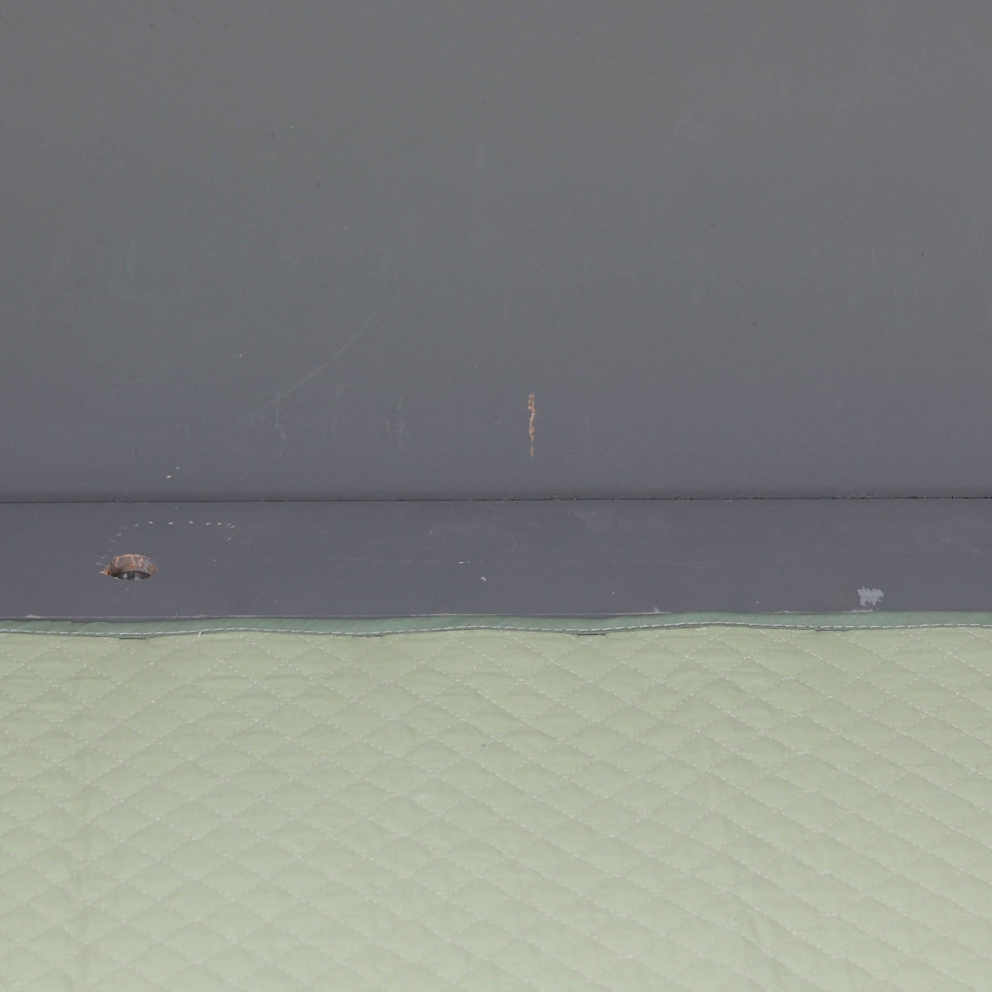 Hans J. WegnerがGetamaのためにデザインしたGE258デイベッド。チーク材ならではの深みある木肌と角脚の端正なラインが際立ち、直線を基調とした静かな造形美に北欧モダンの洗練が宿ります。背もたれを倒せばベッドとして使える機能的な構造で、リビングでは上質なソファ、ゲストルームや書斎では簡易ベッドとしても活躍する実用性の高い一台です。経年で増したチークの艶やかな表情とGetamaの堅牢なつくりが、ビンテージならではの風格と希少性を一層引き立てています。