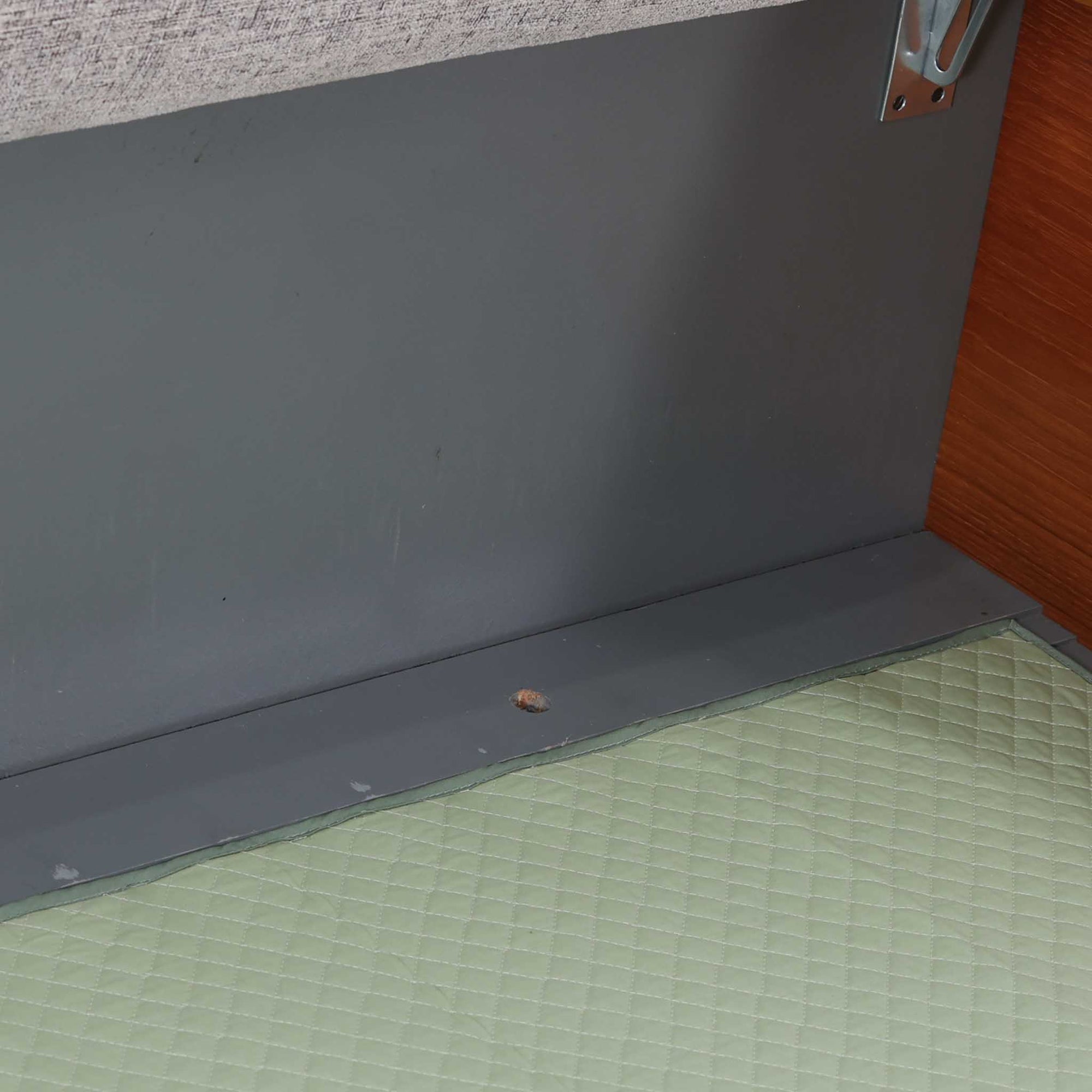 Hans J. WegnerがGetamaのためにデザインしたGE258デイベッド。チーク材ならではの深みある木肌と角脚の端正なラインが際立ち、直線を基調とした静かな造形美に北欧モダンの洗練が宿ります。背もたれを倒せばベッドとして使える機能的な構造で、リビングでは上質なソファ、ゲストルームや書斎では簡易ベッドとしても活躍する実用性の高い一台です。経年で増したチークの艶やかな表情とGetamaの堅牢なつくりが、ビンテージならではの風格と希少性を一層引き立てています。