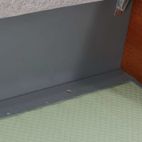 Hans J. WegnerがGetamaのためにデザインしたGE258デイベッド。チーク材ならではの深みある木肌と角脚の端正なラインが際立ち、直線を基調とした静かな造形美に北欧モダンの洗練が宿ります。背もたれを倒せばベッドとして使える機能的な構造で、リビングでは上質なソファ、ゲストルームや書斎では簡易ベッドとしても活躍する実用性の高い一台です。経年で増したチークの艶やかな表情とGetamaの堅牢なつくりが、ビンテージならではの風格と希少性を一層引き立てています。