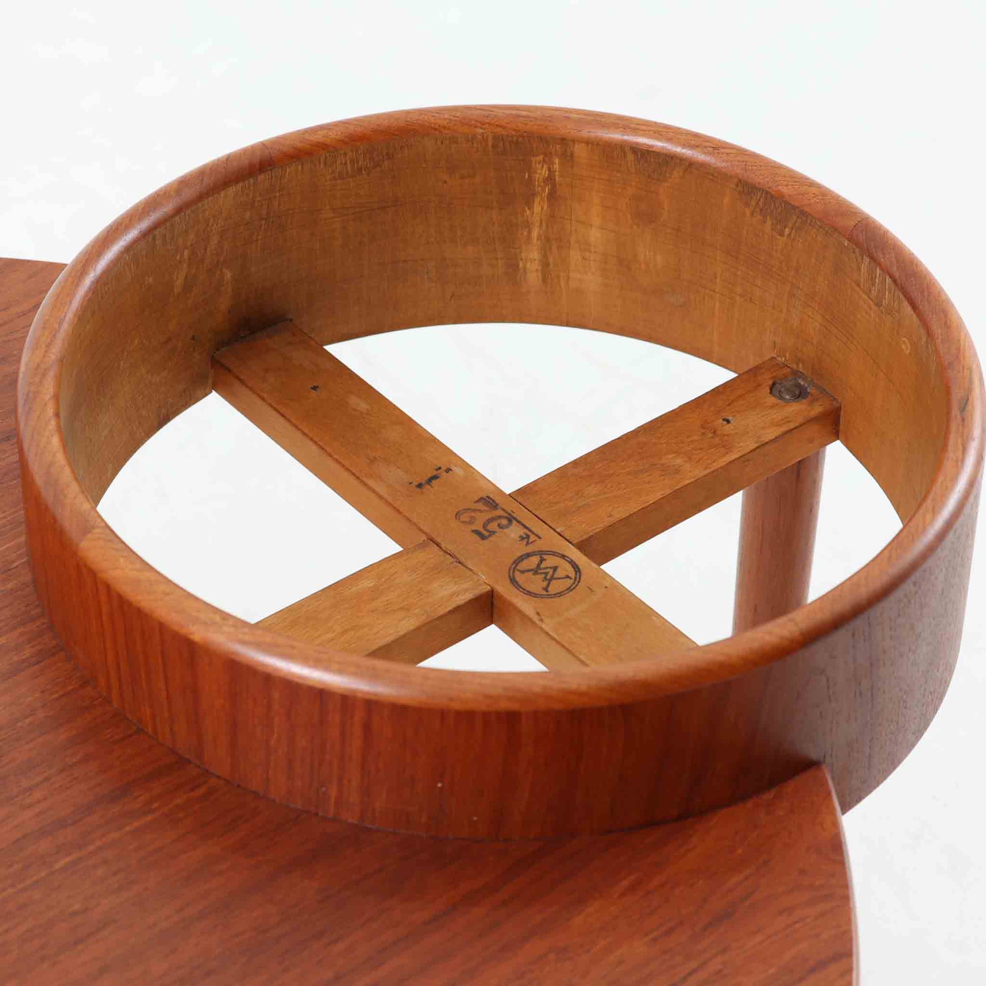 Arne Wahl Iversenがデザインし、Vinde Mobelfabrik社から製造されたユニークなプランター付きセンターテーブルは、チーク材の温かみと実用性を兼ね備えた北欧ビンテージの魅力あふれる一台です。天板の一部にメタル製の植栽スペースが組み込まれており、観葉植物や小物ディスプレイを楽しめる機能的な構造が特徴です。ラウンドフォルムに、スラリと伸びたテーパードレッグが軽やかさを加え、リビング空間に個性と洗練をもたらします。