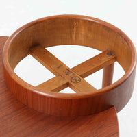 Arne Wahl Iversenがデザインし、Vinde Mobelfabrik社から製造されたユニークなプランター付きセンターテーブルは、チーク材の温かみと実用性を兼ね備えた北欧ビンテージの魅力あふれる一台です。天板の一部にメタル製の植栽スペースが組み込まれており、観葉植物や小物ディスプレイを楽しめる機能的な構造が特徴です。ラウンドフォルムに、スラリと伸びたテーパードレッグが軽やかさを加え、リビング空間に個性と洗練をもたらします。