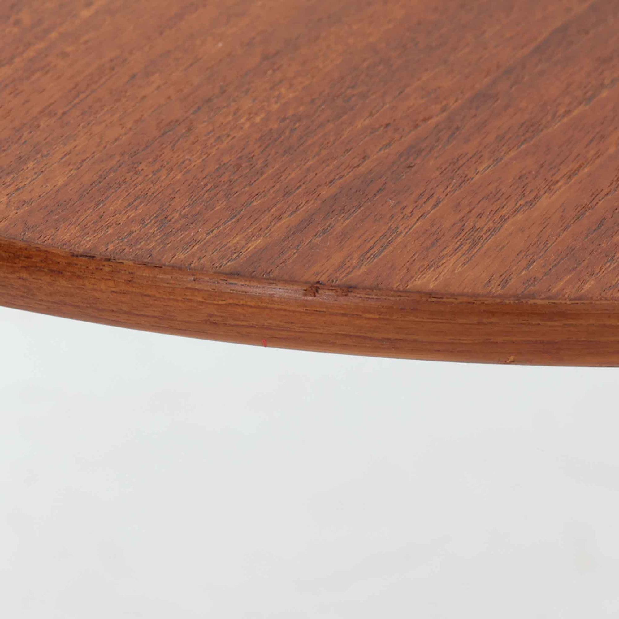 Arne Wahl Iversenがデザインし、Vinde Mobelfabrik社から製造されたユニークなプランター付きセンターテーブルは、チーク材の温かみと実用性を兼ね備えた北欧ビンテージの魅力あふれる一台です。天板の一部にメタル製の植栽スペースが組み込まれており、観葉植物や小物ディスプレイを楽しめる機能的な構造が特徴です。ラウンドフォルムに、スラリと伸びたテーパードレッグが軽やかさを加え、リビング空間に個性と洗練をもたらします。