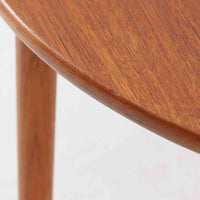 Arne Wahl Iversenがデザインし、Vinde Mobelfabrik社から製造されたユニークなプランター付きセンターテーブルは、チーク材の温かみと実用性を兼ね備えた北欧ビンテージの魅力あふれる一台です。天板の一部にメタル製の植栽スペースが組み込まれており、観葉植物や小物ディスプレイを楽しめる機能的な構造が特徴です。ラウンドフォルムに、スラリと伸びたテーパードレッグが軽やかさを加え、リビング空間に個性と洗練をもたらします。