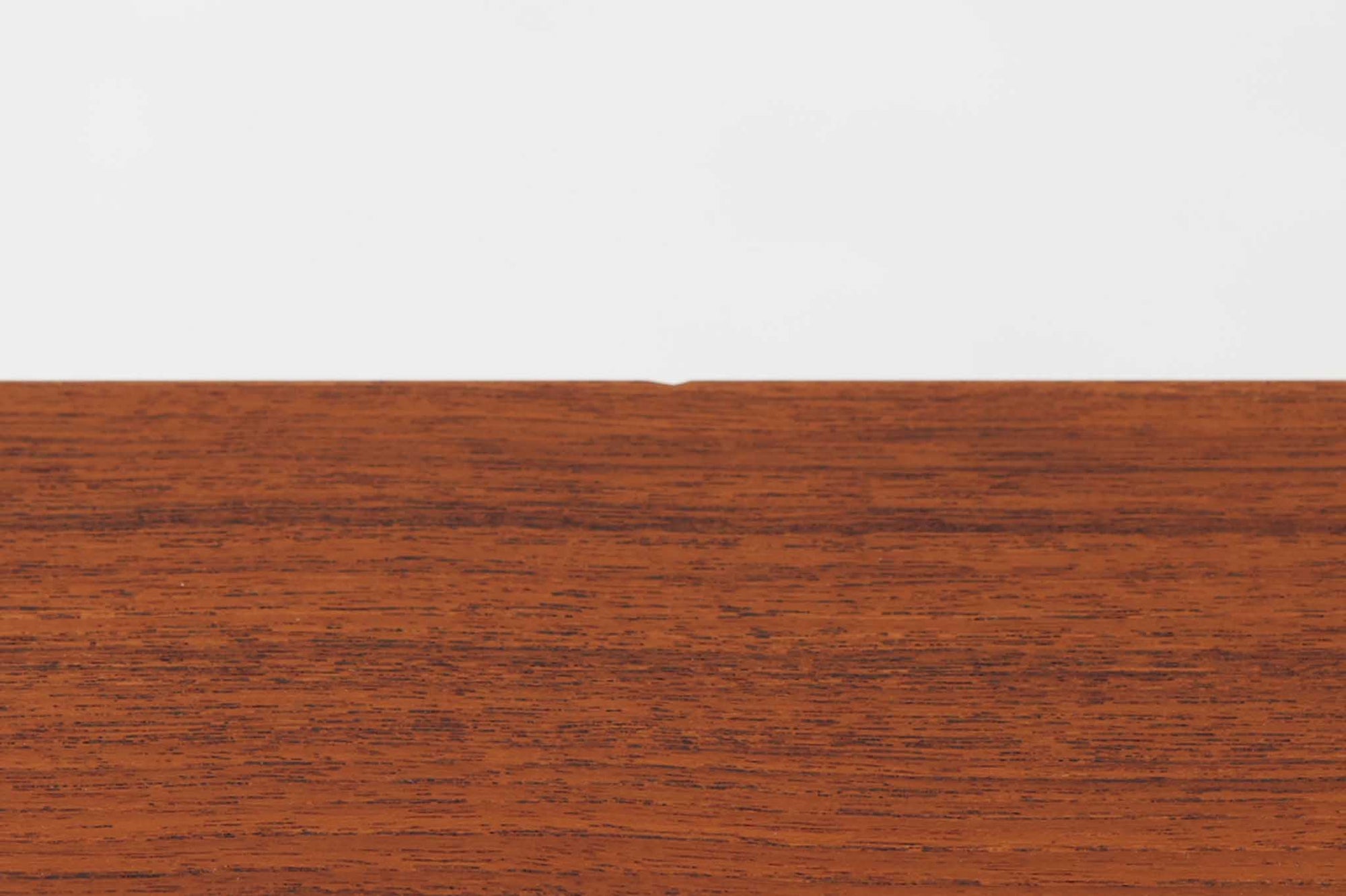 シンプルで洗練された佇まいが魅力のこちらの片袖デスクは、上質なチーク材を用いた北欧ビンテージ家具です。丸みを帯びたテーパードレッグや、緩やかにカーブした引き出しの取っ手が、温もりと職人技を感じさせるディテールとなっています。引き出しは3段構成で収納力があり、鍵付きの上段は大切な書類の保管にも最適です。コンパクトながら実用性に優れており、ワークデスクやドレッサー代わりとしてもおすすめできる逸品です。経年変化による木肌の風合いもビンテージならではの魅力で、空間に落ち着きと品格を与えてくれます。