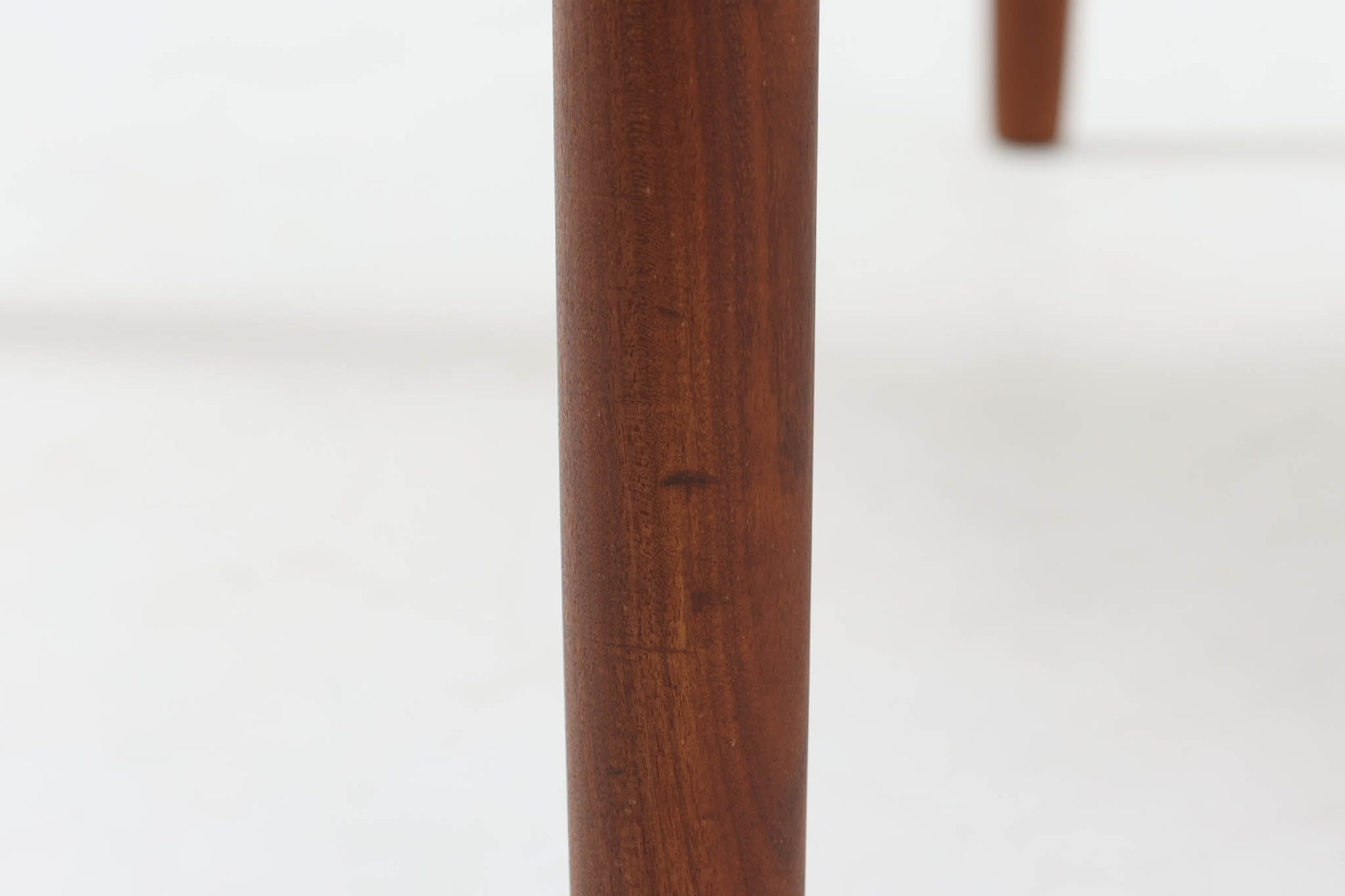 シンプルで洗練された佇まいが魅力のこちらの片袖デスクは、上質なチーク材を用いた北欧ビンテージ家具です。丸みを帯びたテーパードレッグや、緩やかにカーブした引き出しの取っ手が、温もりと職人技を感じさせるディテールとなっています。引き出しは3段構成で収納力があり、鍵付きの上段は大切な書類の保管にも最適です。コンパクトながら実用性に優れており、ワークデスクやドレッサー代わりとしてもおすすめできる逸品です。経年変化による木肌の風合いもビンテージならではの魅力で、空間に落ち着きと品格を与えてくれます。