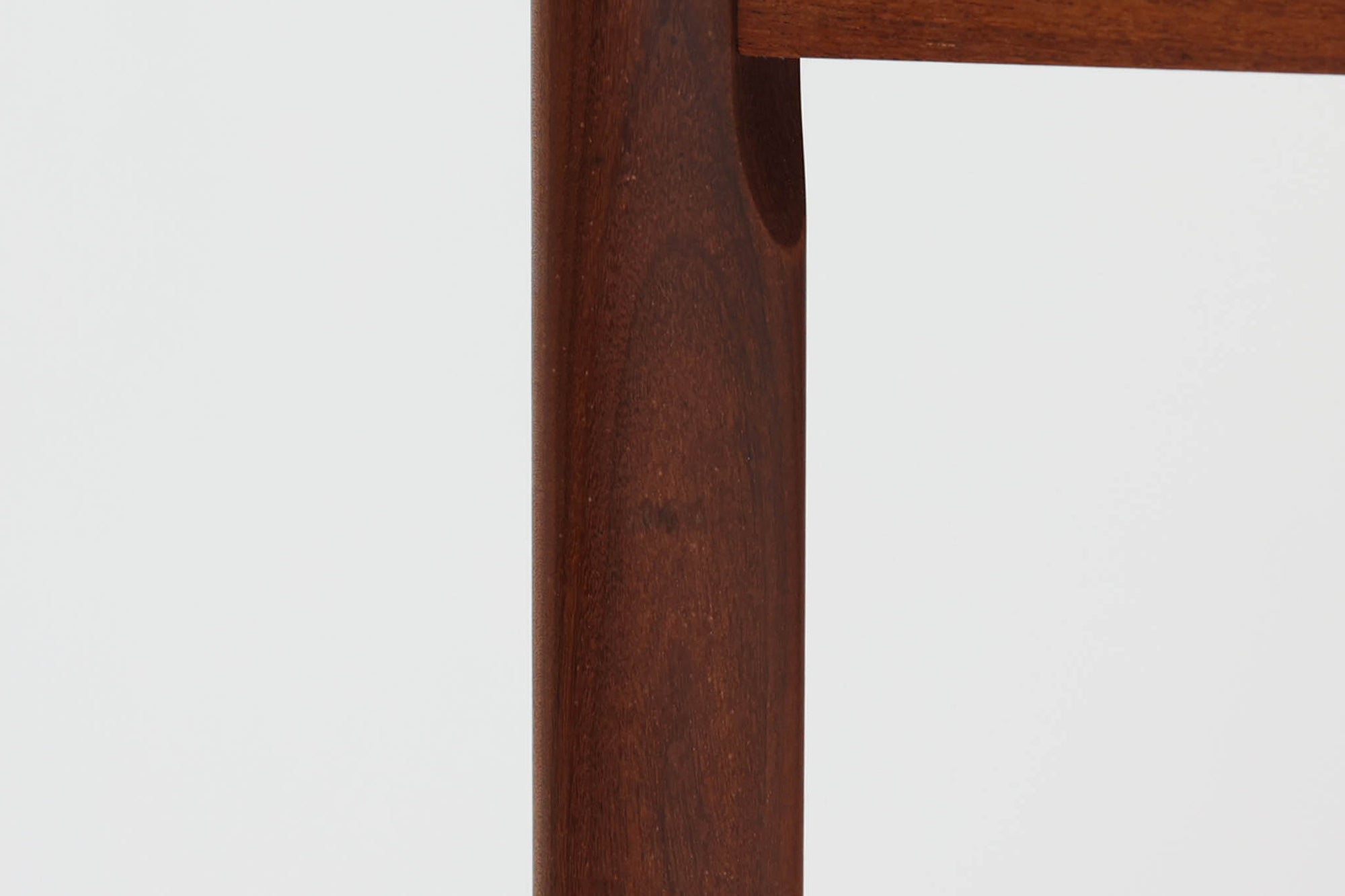 シンプルで洗練された佇まいが魅力のこちらの片袖デスクは、上質なチーク材を用いた北欧ビンテージ家具です。丸みを帯びたテーパードレッグや、緩やかにカーブした引き出しの取っ手が、温もりと職人技を感じさせるディテールとなっています。引き出しは3段構成で収納力があり、鍵付きの上段は大切な書類の保管にも最適です。コンパクトながら実用性に優れており、ワークデスクやドレッサー代わりとしてもおすすめできる逸品です。経年変化による木肌の風合いもビンテージならではの魅力で、空間に落ち着きと品格を与えてくれます。