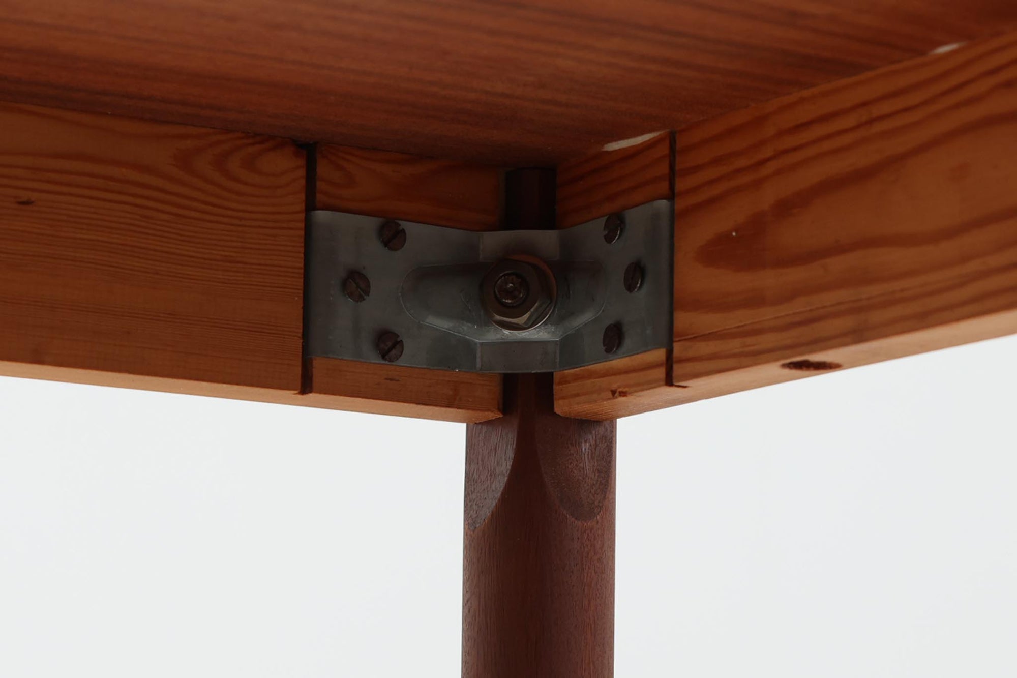 シンプルで洗練された佇まいが魅力のこちらの片袖デスクは、上質なチーク材を用いた北欧ビンテージ家具です。丸みを帯びたテーパードレッグや、緩やかにカーブした引き出しの取っ手が、温もりと職人技を感じさせるディテールとなっています。引き出しは3段構成で収納力があり、鍵付きの上段は大切な書類の保管にも最適です。コンパクトながら実用性に優れており、ワークデスクやドレッサー代わりとしてもおすすめできる逸品です。経年変化による木肌の風合いもビンテージならではの魅力で、空間に落ち着きと品格を与えてくれます。