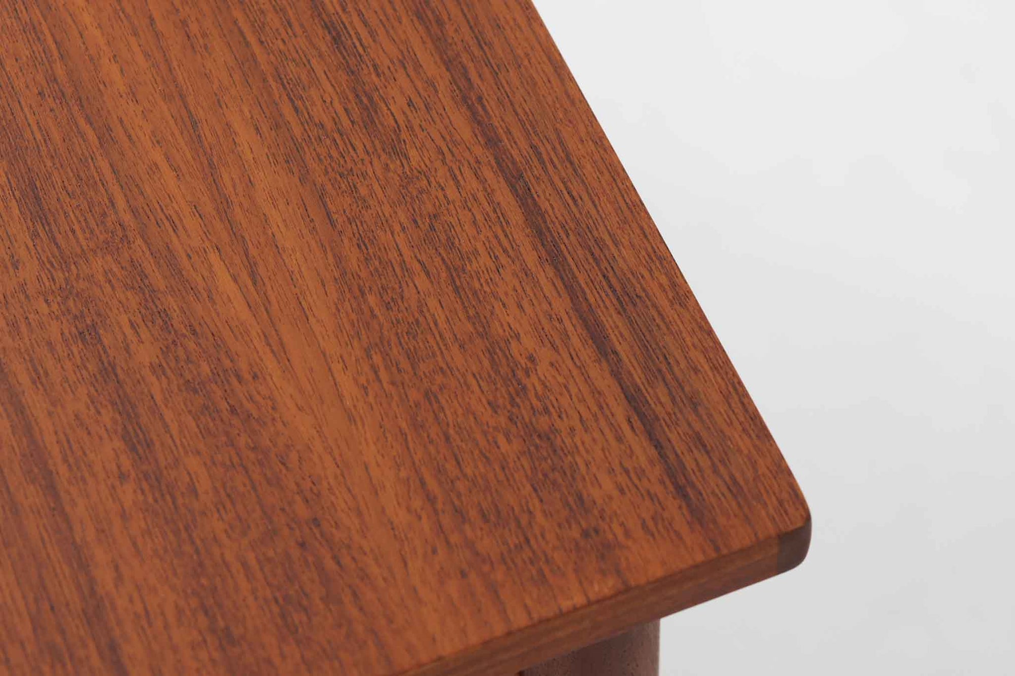 シンプルで洗練された佇まいが魅力のこちらの片袖デスクは、上質なチーク材を用いた北欧ビンテージ家具です。丸みを帯びたテーパードレッグや、緩やかにカーブした引き出しの取っ手が、温もりと職人技を感じさせるディテールとなっています。引き出しは3段構成で収納力があり、鍵付きの上段は大切な書類の保管にも最適です。コンパクトながら実用性に優れており、ワークデスクやドレッサー代わりとしてもおすすめできる逸品です。経年変化による木肌の風合いもビンテージならではの魅力で、空間に落ち着きと品格を与えてくれます。