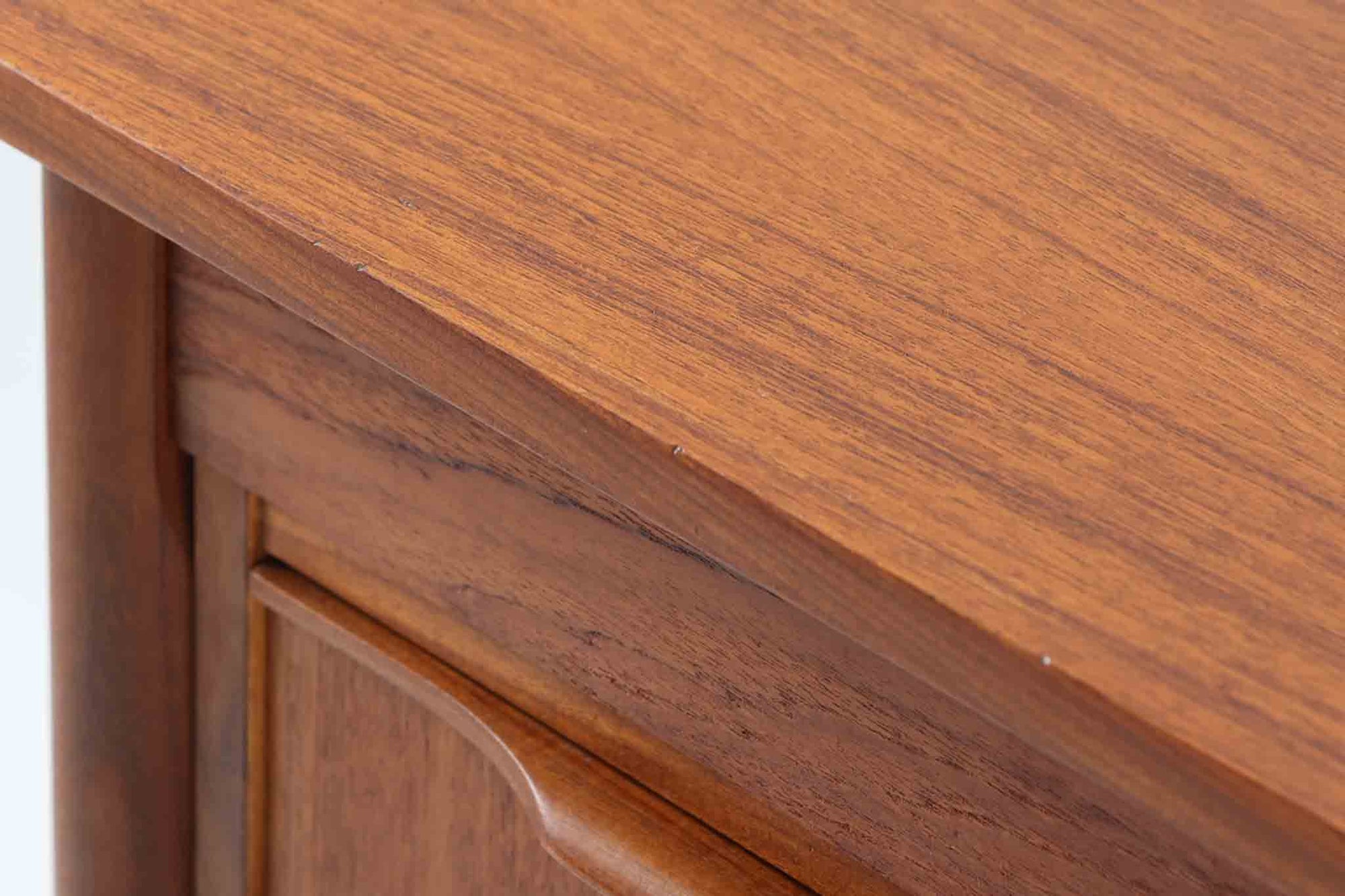 シンプルで洗練された佇まいが魅力のこちらの片袖デスクは、上質なチーク材を用いた北欧ビンテージ家具です。丸みを帯びたテーパードレッグや、緩やかにカーブした引き出しの取っ手が、温もりと職人技を感じさせるディテールとなっています。引き出しは3段構成で収納力があり、鍵付きの上段は大切な書類の保管にも最適です。コンパクトながら実用性に優れており、ワークデスクやドレッサー代わりとしてもおすすめできる逸品です。経年変化による木肌の風合いもビンテージならではの魅力で、空間に落ち着きと品格を与えてくれます。