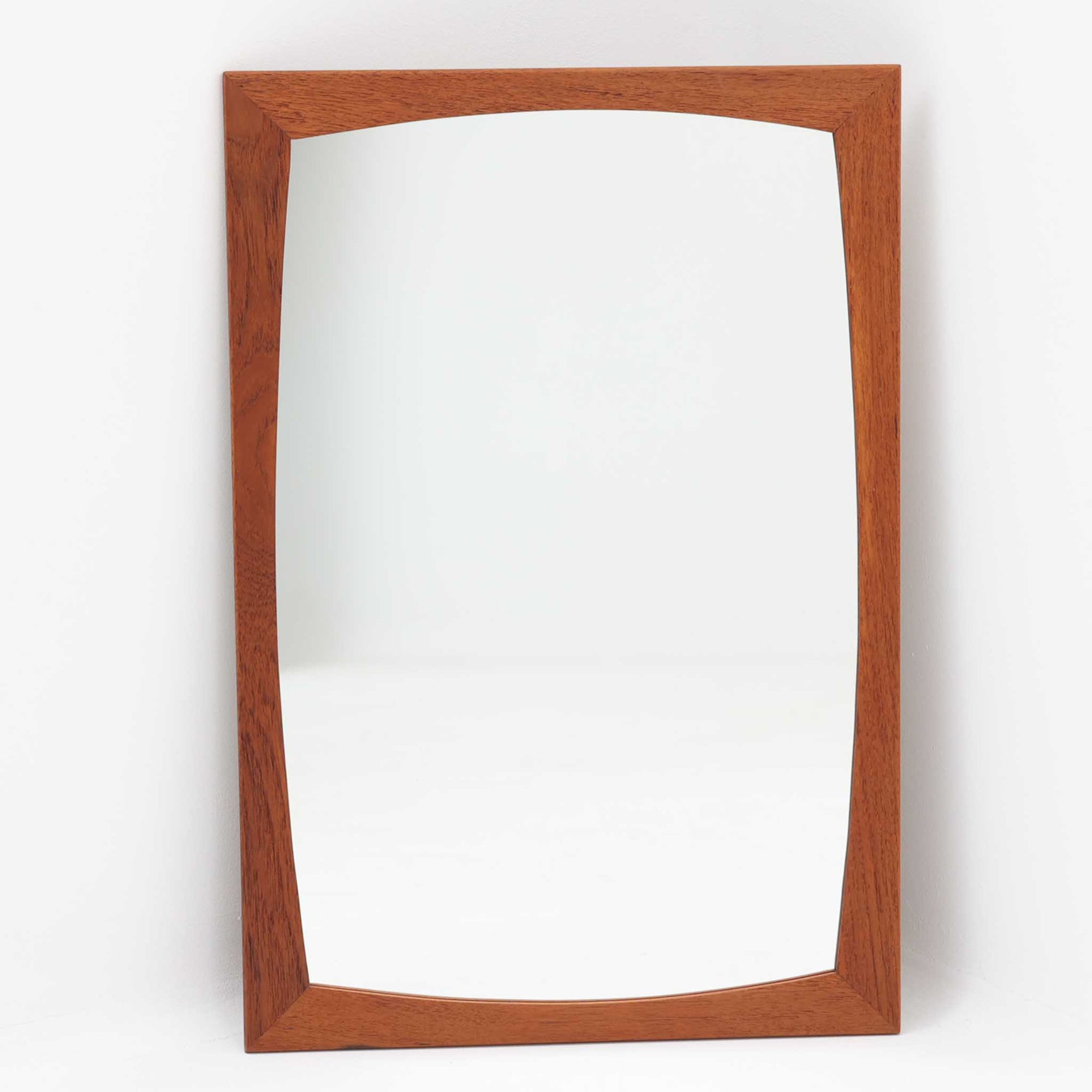 美しい曲線を描いたチーク材のフレームが印象的な壁掛け/立掛けミラーは、北欧ビンテージ家具ならではの優雅さと落ち着いた佇まいを備えています。フレームの内側がわずかに湾曲しており、シンプルなデザインの中にも洗練された個性を感じさせる仕上がりです。軽量で取り扱いやすく、壁に掛けても床に立てかけても絵になる一台。玄関やリビング、寝室のアクセントとして、空間に自然な広がりと明るさをもたらしてく