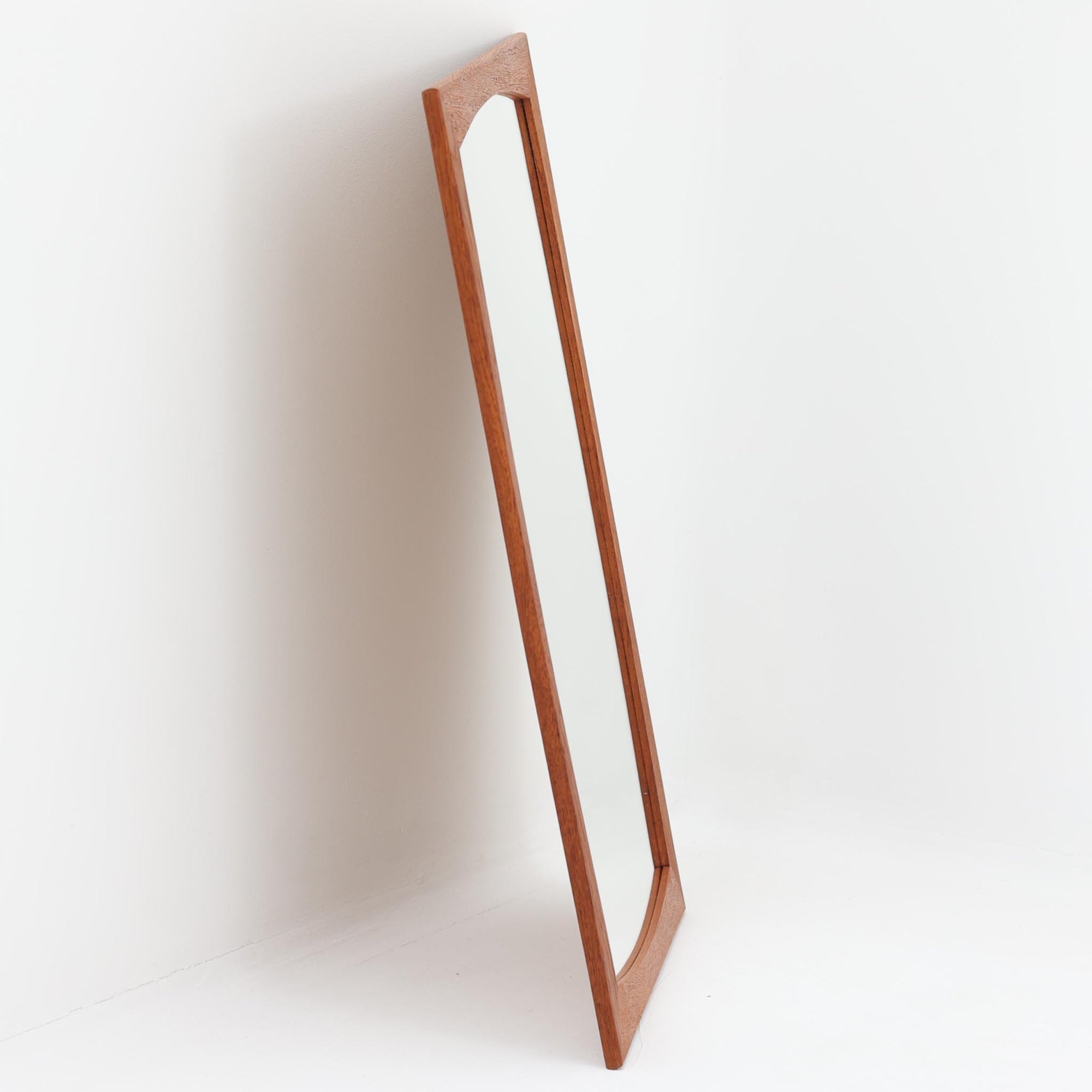 美しい曲線を描いたチーク材のフレームが印象的な壁掛け/立掛けミラーは、北欧ビンテージ家具ならではの優雅さと落ち着いた佇まいを備えています。フレームの内側がわずかに湾曲しており、シンプルなデザインの中にも洗練された個性を感じさせる仕上がりです。軽量で取り扱いやすく、壁に掛けても床に立てかけても絵になる一台。玄関やリビング、寝室のアクセントとして、空間に自然な広がりと明るさをもたらしてく