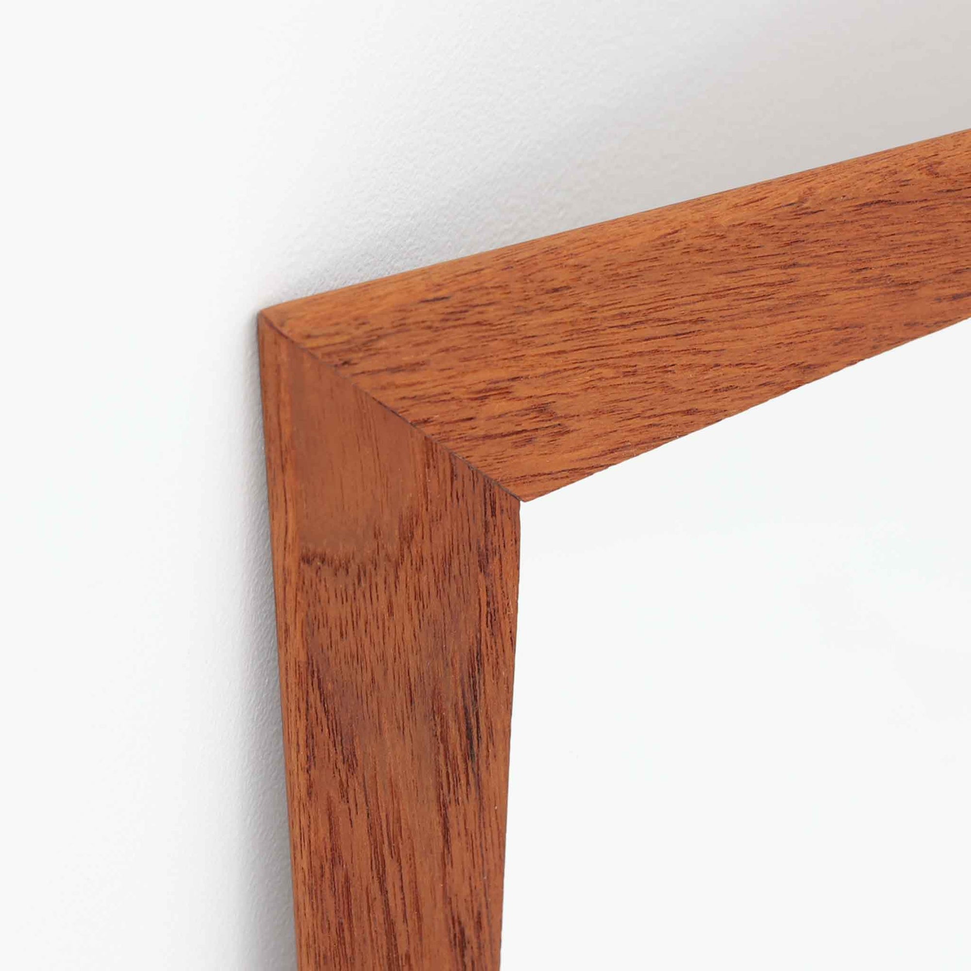 美しい曲線を描いたチーク材のフレームが印象的な壁掛け/立掛けミラーは、北欧ビンテージ家具ならではの優雅さと落ち着いた佇まいを備えています。フレームの内側がわずかに湾曲しており、シンプルなデザインの中にも洗練された個性を感じさせる仕上がりです。軽量で取り扱いやすく、壁に掛けても床に立てかけても絵になる一台。玄関やリビング、寝室のアクセントとして、空間に自然な広がりと明るさをもたらしてく