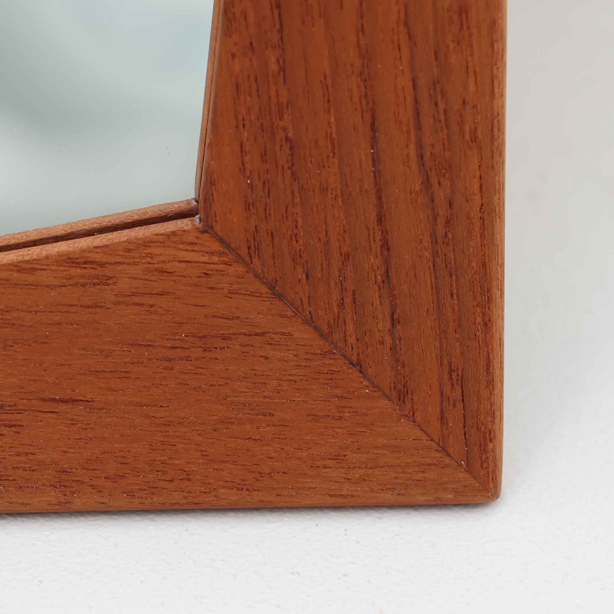 美しい曲線を描いたチーク材のフレームが印象的な壁掛け/立掛けミラーは、北欧ビンテージ家具ならではの優雅さと落ち着いた佇まいを備えています。フレームの内側がわずかに湾曲しており、シンプルなデザインの中にも洗練された個性を感じさせる仕上がりです。軽量で取り扱いやすく、壁に掛けても床に立てかけても絵になる一台。玄関やリビング、寝室のアクセントとして、空間に自然な広がりと明るさをもたらしてく