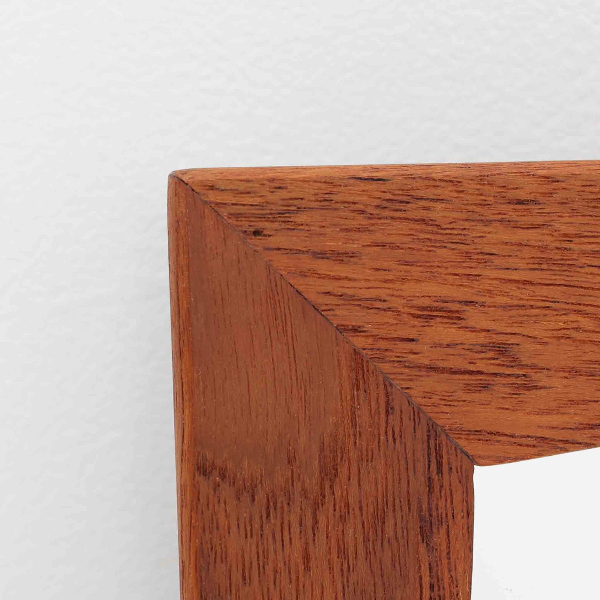 美しい曲線を描いたチーク材のフレームが印象的な壁掛け/立掛けミラーは、北欧ビンテージ家具ならではの優雅さと落ち着いた佇まいを備えています。フレームの内側がわずかに湾曲しており、シンプルなデザインの中にも洗練された個性を感じさせる仕上がりです。軽量で取り扱いやすく、壁に掛けても床に立てかけても絵になる一台。玄関やリビング、寝室のアクセントとして、空間に自然な広がりと明るさをもたらしてく