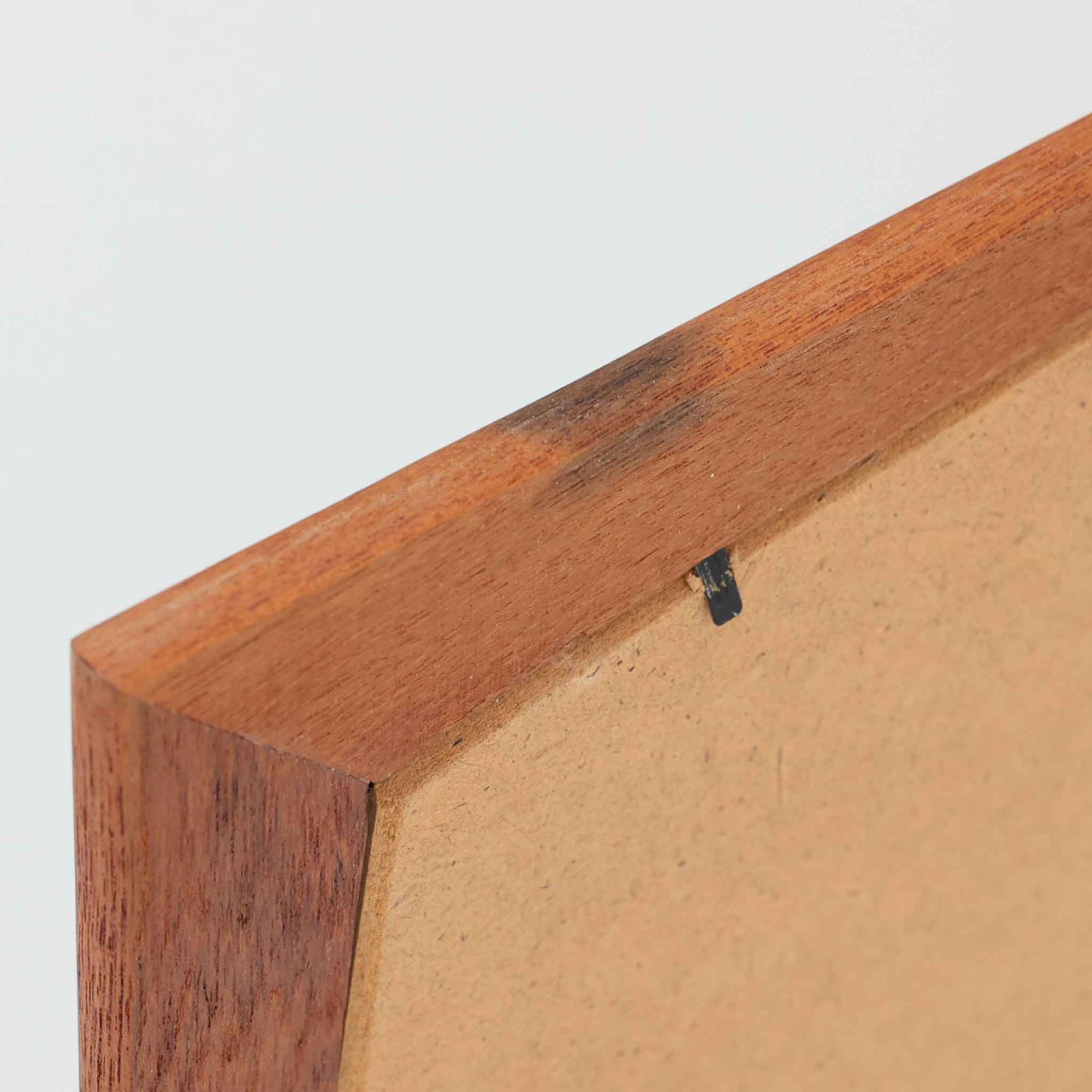 美しい曲線を描いたチーク材のフレームが印象的な壁掛け/立掛けミラーは、北欧ビンテージ家具ならではの優雅さと落ち着いた佇まいを備えています。フレームの内側がわずかに湾曲しており、シンプルなデザインの中にも洗練された個性を感じさせる仕上がりです。軽量で取り扱いやすく、壁に掛けても床に立てかけても絵になる一台。玄関やリビング、寝室のアクセントとして、空間に自然な広がりと明るさをもたらしてく