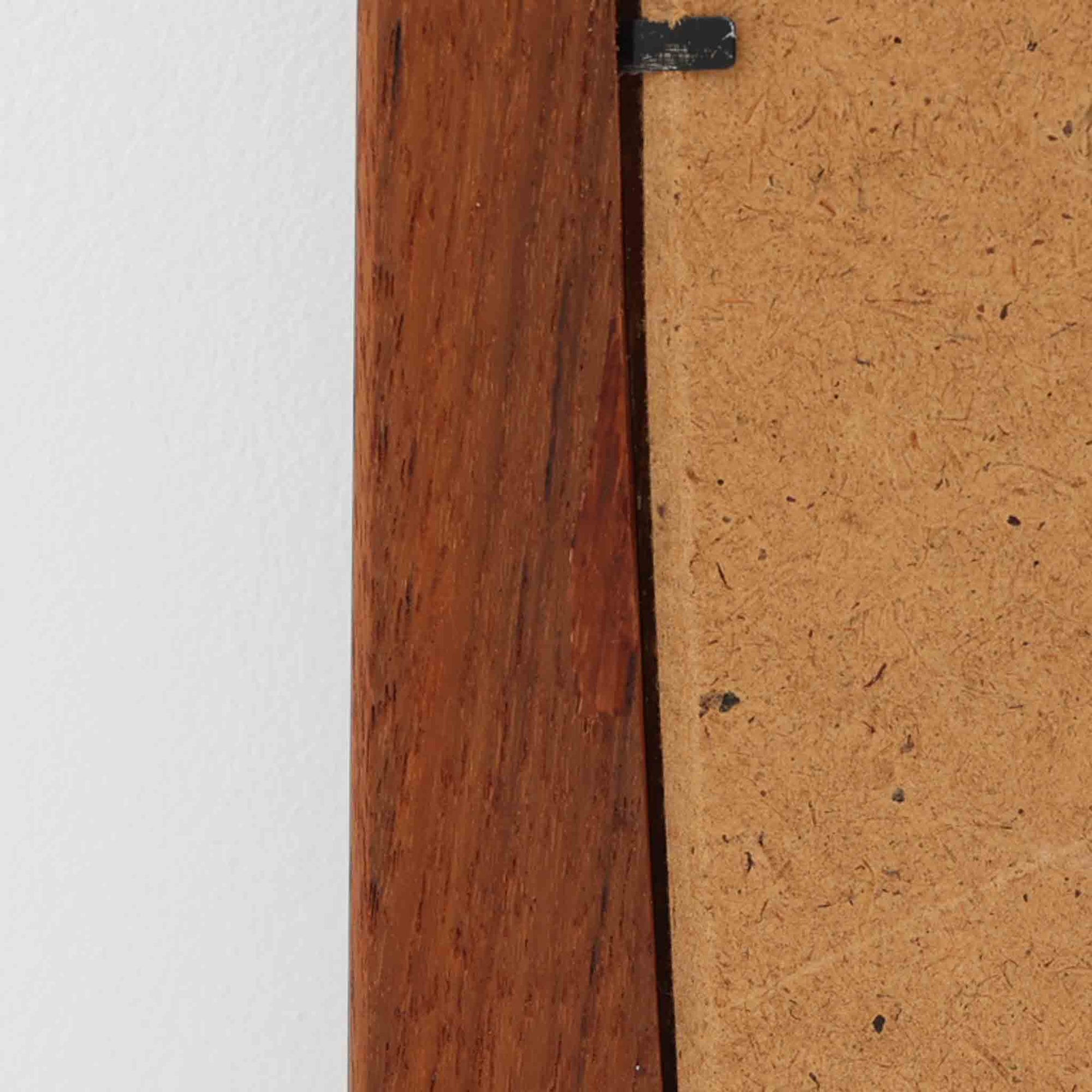 美しい曲線を描いたチーク材のフレームが印象的な壁掛け/立掛けミラーは、北欧ビンテージ家具ならではの優雅さと落ち着いた佇まいを備えています。フレームの内側がわずかに湾曲しており、シンプルなデザインの中にも洗練された個性を感じさせる仕上がりです。軽量で取り扱いやすく、壁に掛けても床に立てかけても絵になる一台。玄関やリビング、寝室のアクセントとして、空間に自然な広がりと明るさをもたらしてく