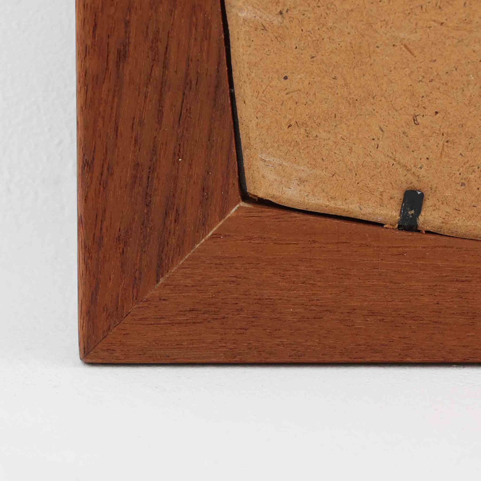 美しい曲線を描いたチーク材のフレームが印象的な壁掛け/立掛けミラーは、北欧ビンテージ家具ならではの優雅さと落ち着いた佇まいを備えています。フレームの内側がわずかに湾曲しており、シンプルなデザインの中にも洗練された個性を感じさせる仕上がりです。軽量で取り扱いやすく、壁に掛けても床に立てかけても絵になる一台。玄関やリビング、寝室のアクセントとして、空間に自然な広がりと明るさをもたらしてく