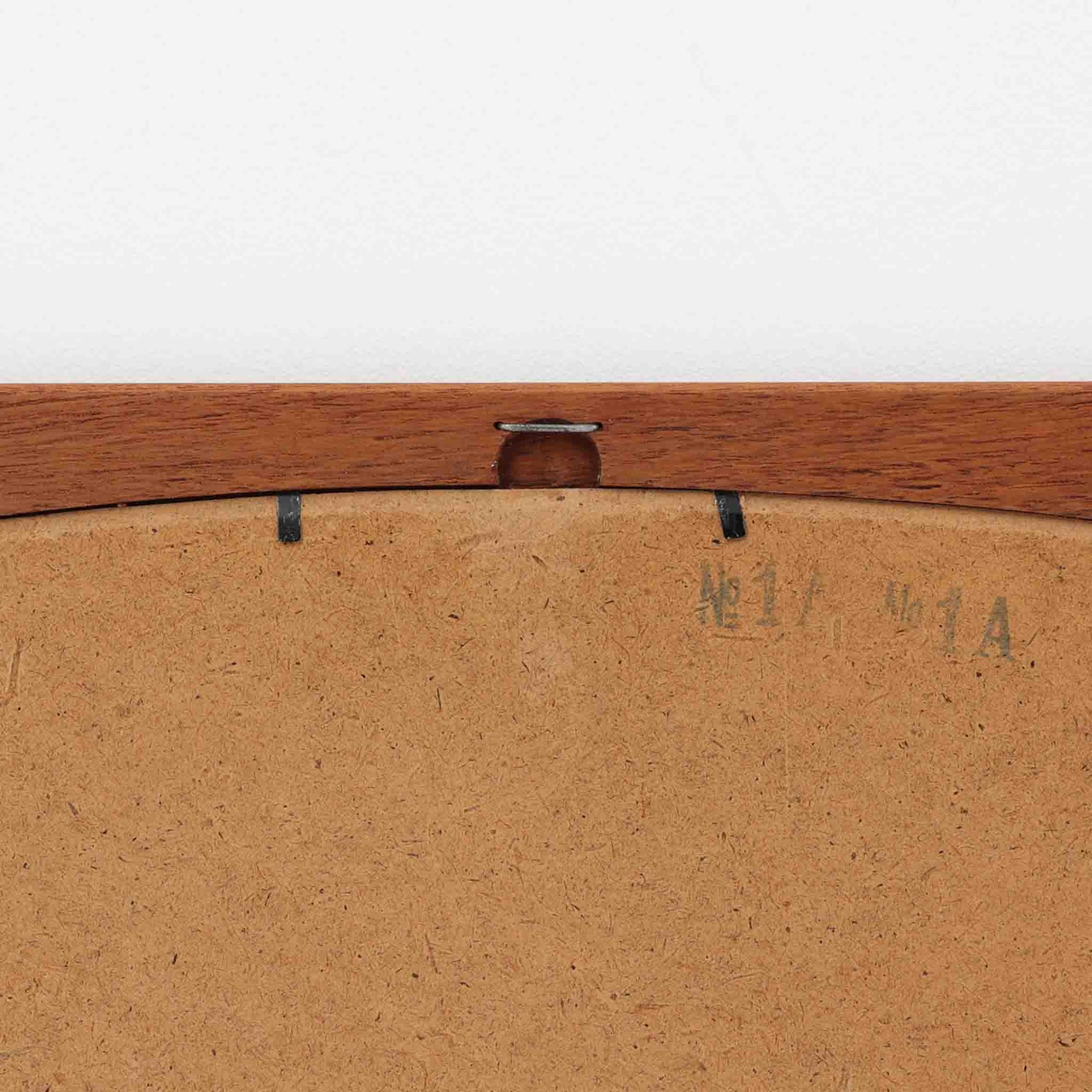 美しい曲線を描いたチーク材のフレームが印象的な壁掛け/立掛けミラーは、北欧ビンテージ家具ならではの優雅さと落ち着いた佇まいを備えています。フレームの内側がわずかに湾曲しており、シンプルなデザインの中にも洗練された個性を感じさせる仕上がりです。軽量で取り扱いやすく、壁に掛けても床に立てかけても絵になる一台。玄関やリビング、寝室のアクセントとして、空間に自然な広がりと明るさをもたらしてく