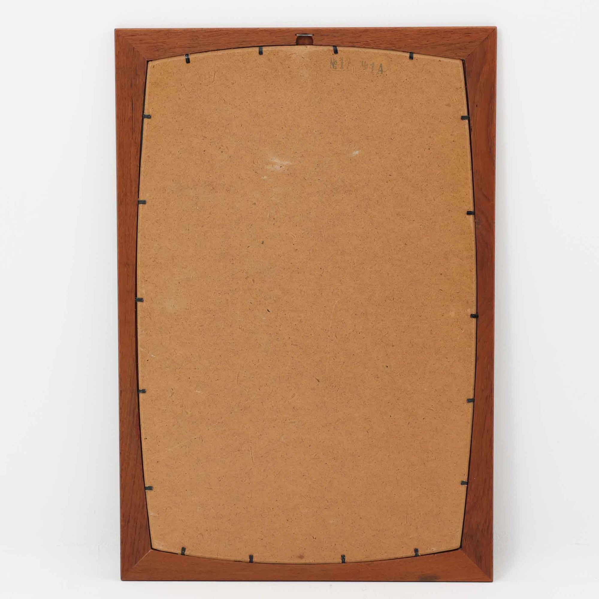 美しい曲線を描いたチーク材のフレームが印象的な壁掛け/立掛けミラーは、北欧ビンテージ家具ならではの優雅さと落ち着いた佇まいを備えています。フレームの内側がわずかに湾曲しており、シンプルなデザインの中にも洗練された個性を感じさせる仕上がりです。軽量で取り扱いやすく、壁に掛けても床に立てかけても絵になる一台。玄関やリビング、寝室のアクセントとして、空間に自然な広がりと明るさをもたらしてく