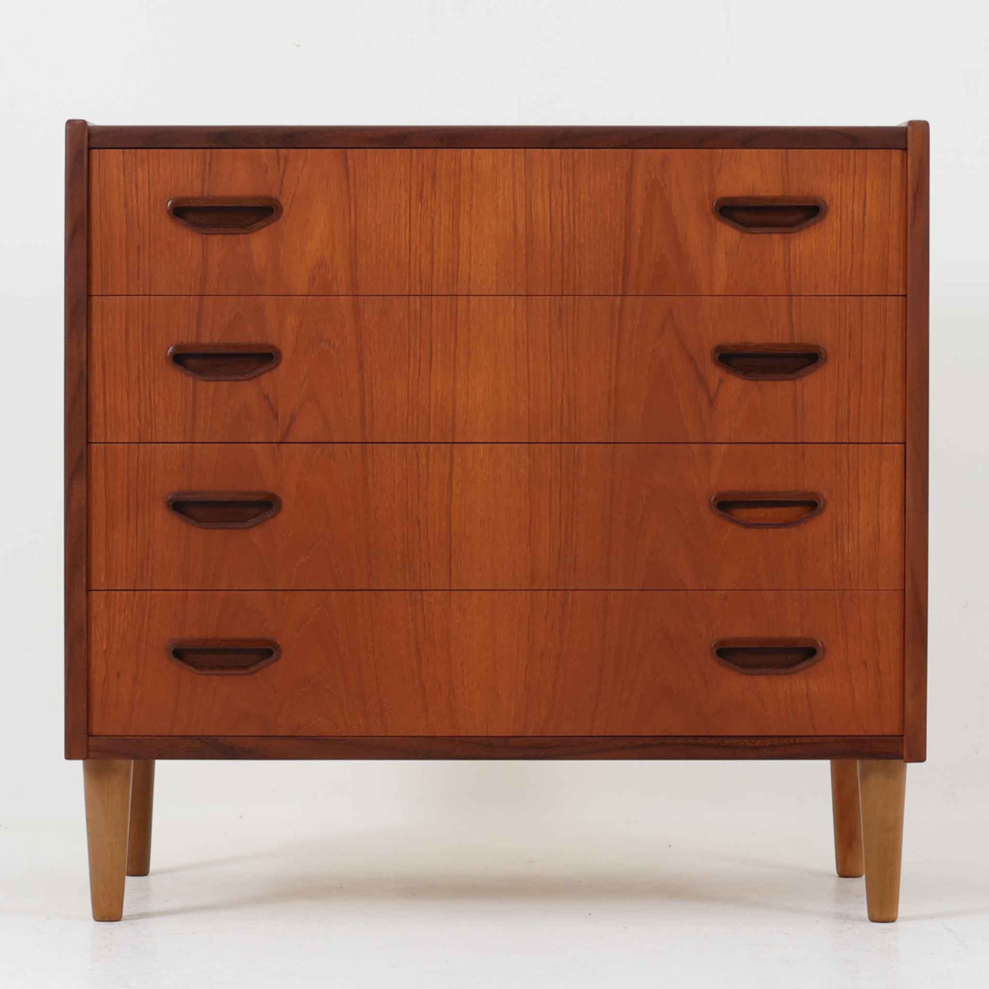 デンマークのP.Westergaards Mobelfabrikによる4段チェストは、チーク材とビーチ材のコントラストが美しい北欧ビンテージ家具です。丸みを帯びた取手と柔らかな木目が温もりを感じさせ、シンプルながらも洗練された佇まいが魅力の一台。引き出しは滑らかに開閉でき、衣類や雑貨の収納にも適しており、寝室やリビング、玄関など多様な空間で活躍します。脚部には明るい色合いのビーチ材が用いられ、軽やかな印象を添えるとともに、ビンテージらしい素材の経年変化もお楽しみいただけます。実用性とデザイン性を兼ね備えた希少なチェストです。