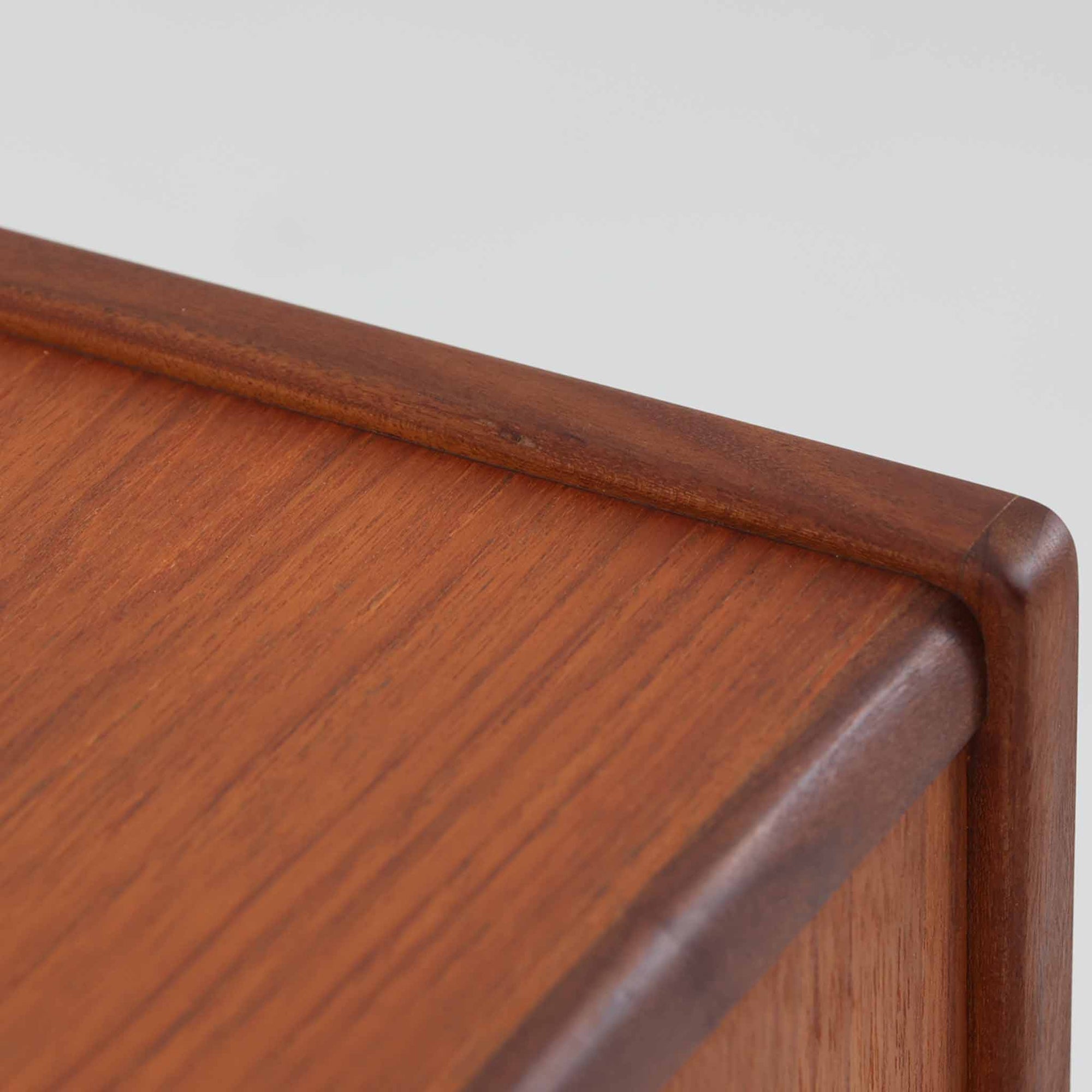 デンマークのP.Westergaards Mobelfabrikによる4段チェストは、チーク材とビーチ材のコントラストが美しい北欧ビンテージ家具です。丸みを帯びた取手と柔らかな木目が温もりを感じさせ、シンプルながらも洗練された佇まいが魅力の一台。引き出しは滑らかに開閉でき、衣類や雑貨の収納にも適しており、寝室やリビング、玄関など多様な空間で活躍します。脚部には明るい色合いのビーチ材が用いられ、軽やかな印象を添えるとともに、ビンテージらしい素材の経年変化もお楽しみいただけます。実用性とデザイン性を兼ね備えた希少なチェストです。