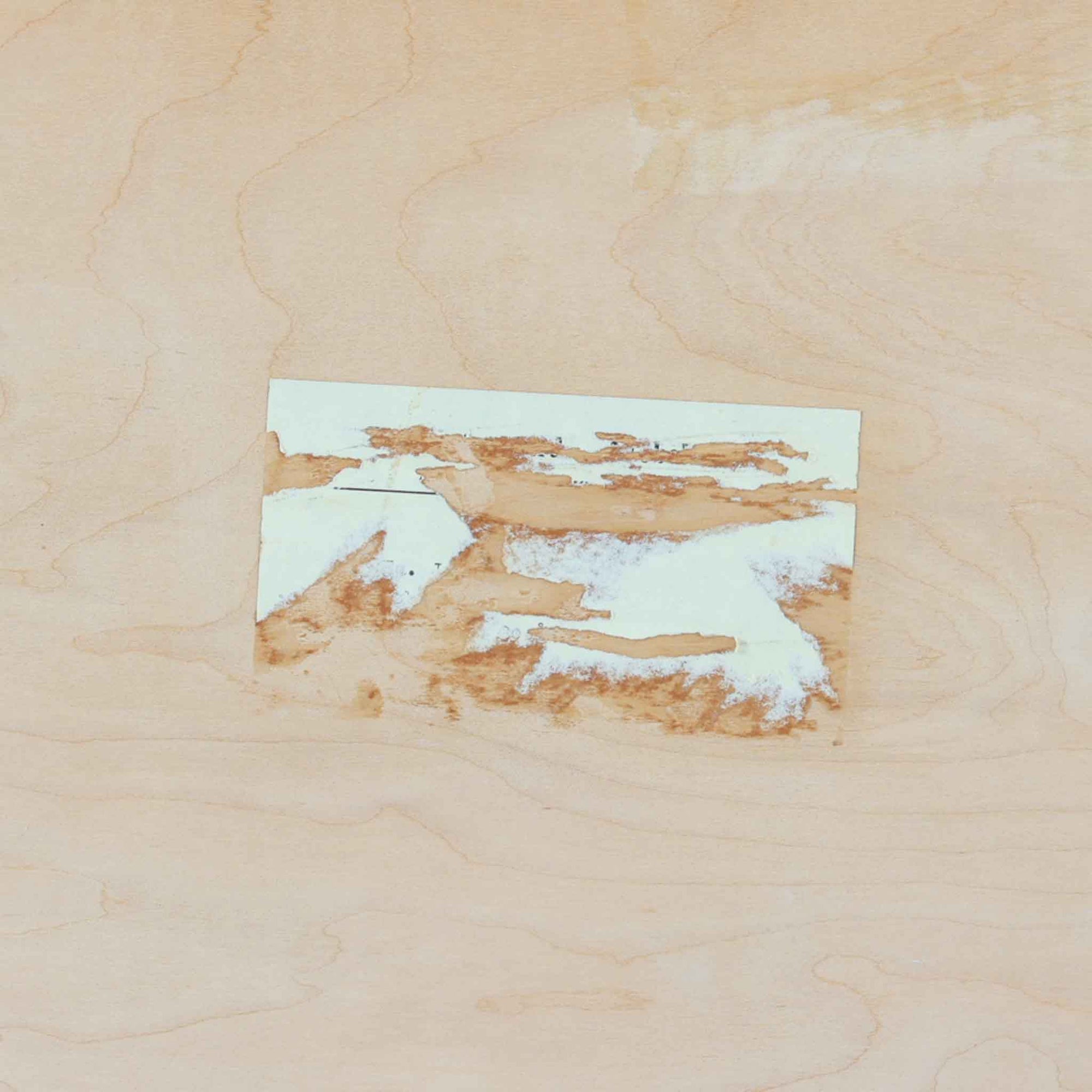 デンマークのP.Westergaards Mobelfabrikによる4段チェストは、チーク材とビーチ材のコントラストが美しい北欧ビンテージ家具です。丸みを帯びた取手と柔らかな木目が温もりを感じさせ、シンプルながらも洗練された佇まいが魅力の一台。引き出しは滑らかに開閉でき、衣類や雑貨の収納にも適しており、寝室やリビング、玄関など多様な空間で活躍します。脚部には明るい色合いのビーチ材が用いられ、軽やかな印象を添えるとともに、ビンテージらしい素材の経年変化もお楽しみいただけます。実用性とデザイン性を兼ね備えた希少なチェストです。