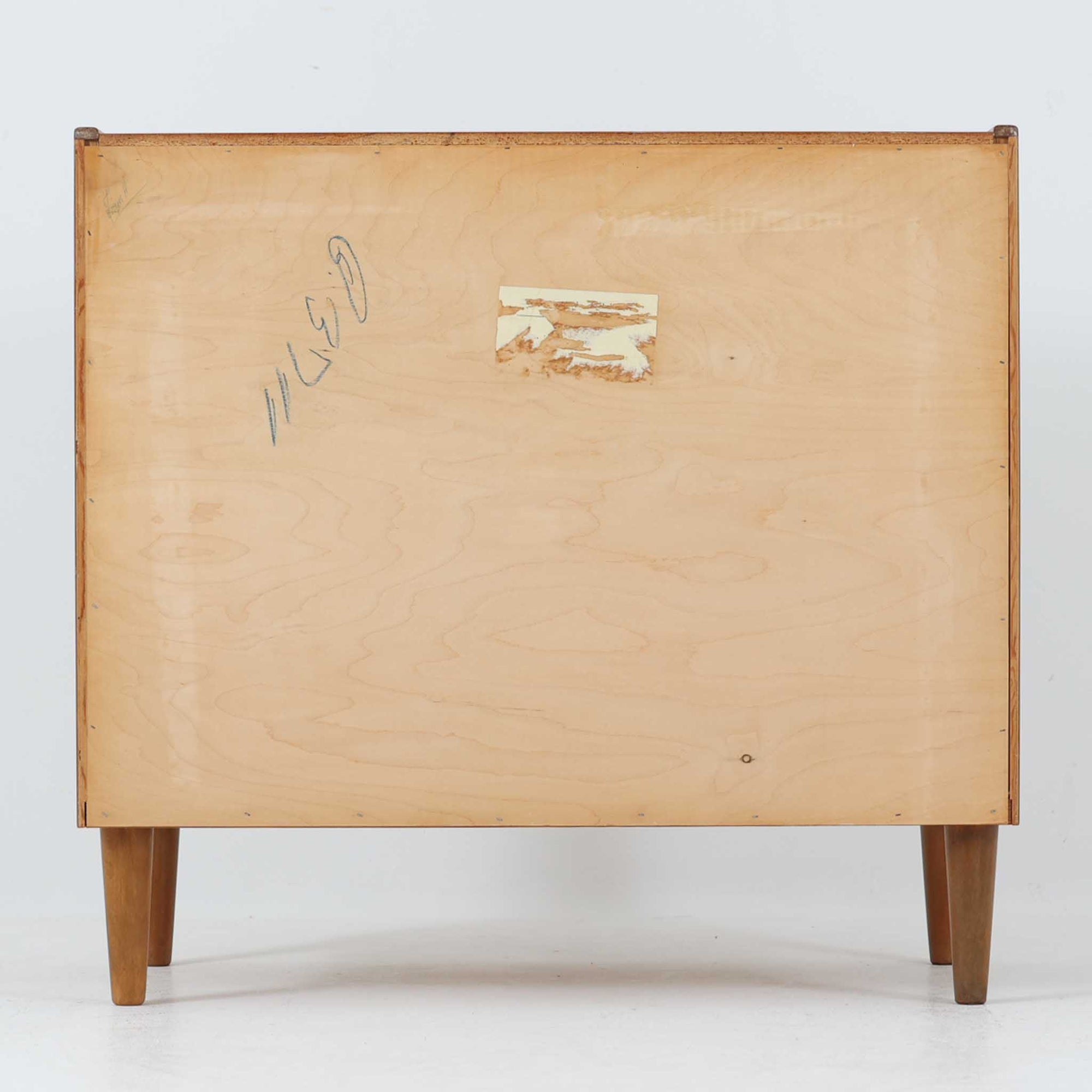 デンマークのP.Westergaards Mobelfabrikによる4段チェストは、チーク材とビーチ材のコントラストが美しい北欧ビンテージ家具です。丸みを帯びた取手と柔らかな木目が温もりを感じさせ、シンプルながらも洗練された佇まいが魅力の一台。引き出しは滑らかに開閉でき、衣類や雑貨の収納にも適しており、寝室やリビング、玄関など多様な空間で活躍します。脚部には明るい色合いのビーチ材が用いられ、軽やかな印象を添えるとともに、ビンテージらしい素材の経年変化もお楽しみいただけます。実用性とデザイン性を兼ね備えた希少なチェストです。