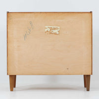 デンマークのP.Westergaards Mobelfabrikによる4段チェストは、チーク材とビーチ材のコントラストが美しい北欧ビンテージ家具です。丸みを帯びた取手と柔らかな木目が温もりを感じさせ、シンプルながらも洗練された佇まいが魅力の一台。引き出しは滑らかに開閉でき、衣類や雑貨の収納にも適しており、寝室やリビング、玄関など多様な空間で活躍します。脚部には明るい色合いのビーチ材が用いられ、軽やかな印象を添えるとともに、ビンテージらしい素材の経年変化もお楽しみいただけます。実用性とデザイン性を兼ね備えた希少なチェストです。