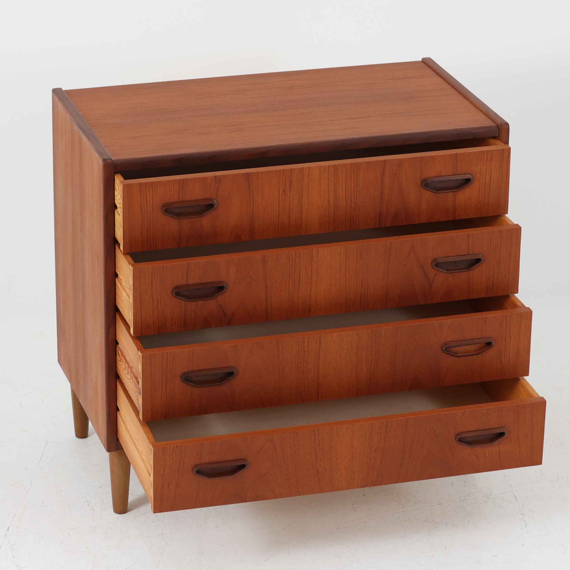 デンマークのP.Westergaards Mobelfabrikによる4段チェストは、チーク材とビーチ材のコントラストが美しい北欧ビンテージ家具です。丸みを帯びた取手と柔らかな木目が温もりを感じさせ、シンプルながらも洗練された佇まいが魅力の一台。引き出しは滑らかに開閉でき、衣類や雑貨の収納にも適しており、寝室やリビング、玄関など多様な空間で活躍します。脚部には明るい色合いのビーチ材が用いられ、軽やかな印象を添えるとともに、ビンテージらしい素材の経年変化もお楽しみいただけます。実用性とデザイン性を兼ね備えた希少なチェストです。