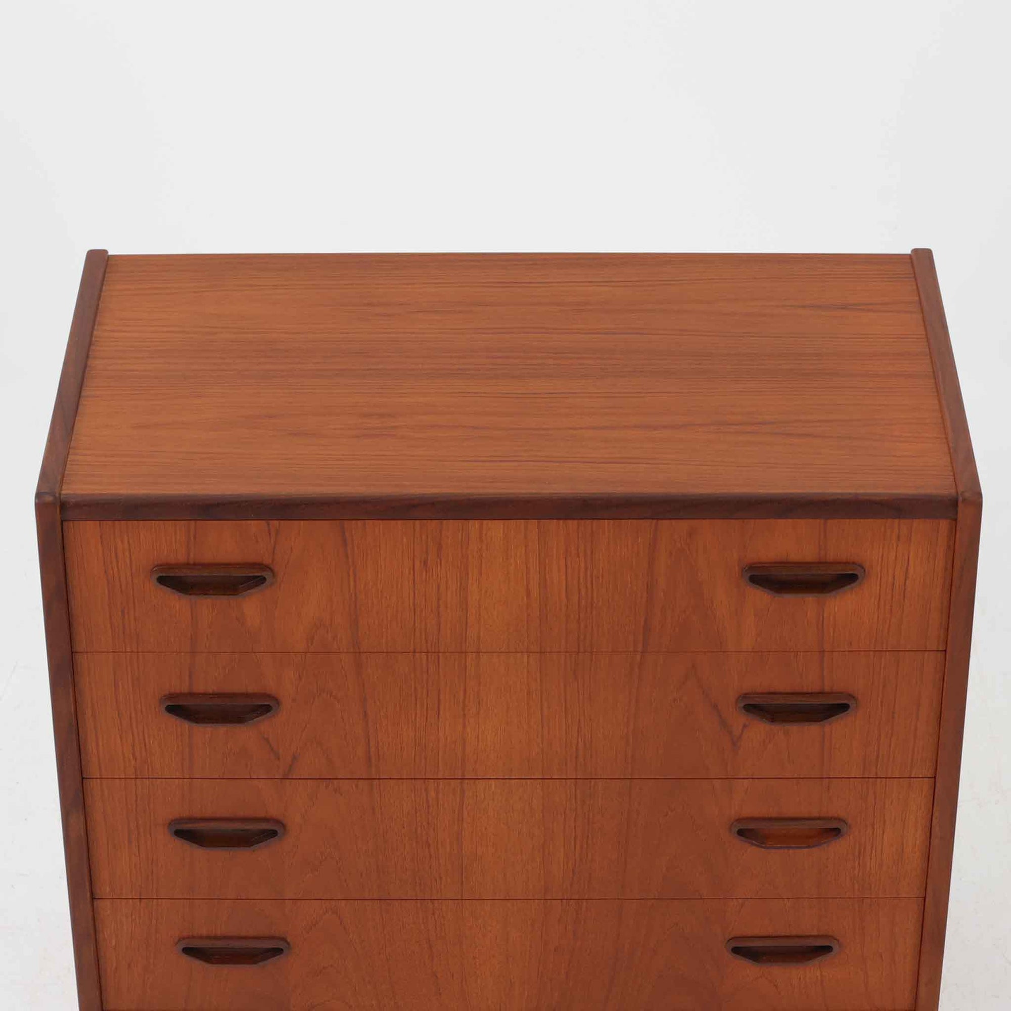 デンマークのP.Westergaards Mobelfabrikによる4段チェストは、チーク材とビーチ材のコントラストが美しい北欧ビンテージ家具です。丸みを帯びた取手と柔らかな木目が温もりを感じさせ、シンプルながらも洗練された佇まいが魅力の一台。引き出しは滑らかに開閉でき、衣類や雑貨の収納にも適しており、寝室やリビング、玄関など多様な空間で活躍します。脚部には明るい色合いのビーチ材が用いられ、軽やかな印象を添えるとともに、ビンテージらしい素材の経年変化もお楽しみいただけます。実用性とデザイン性を兼ね備えた希少なチェストです。
