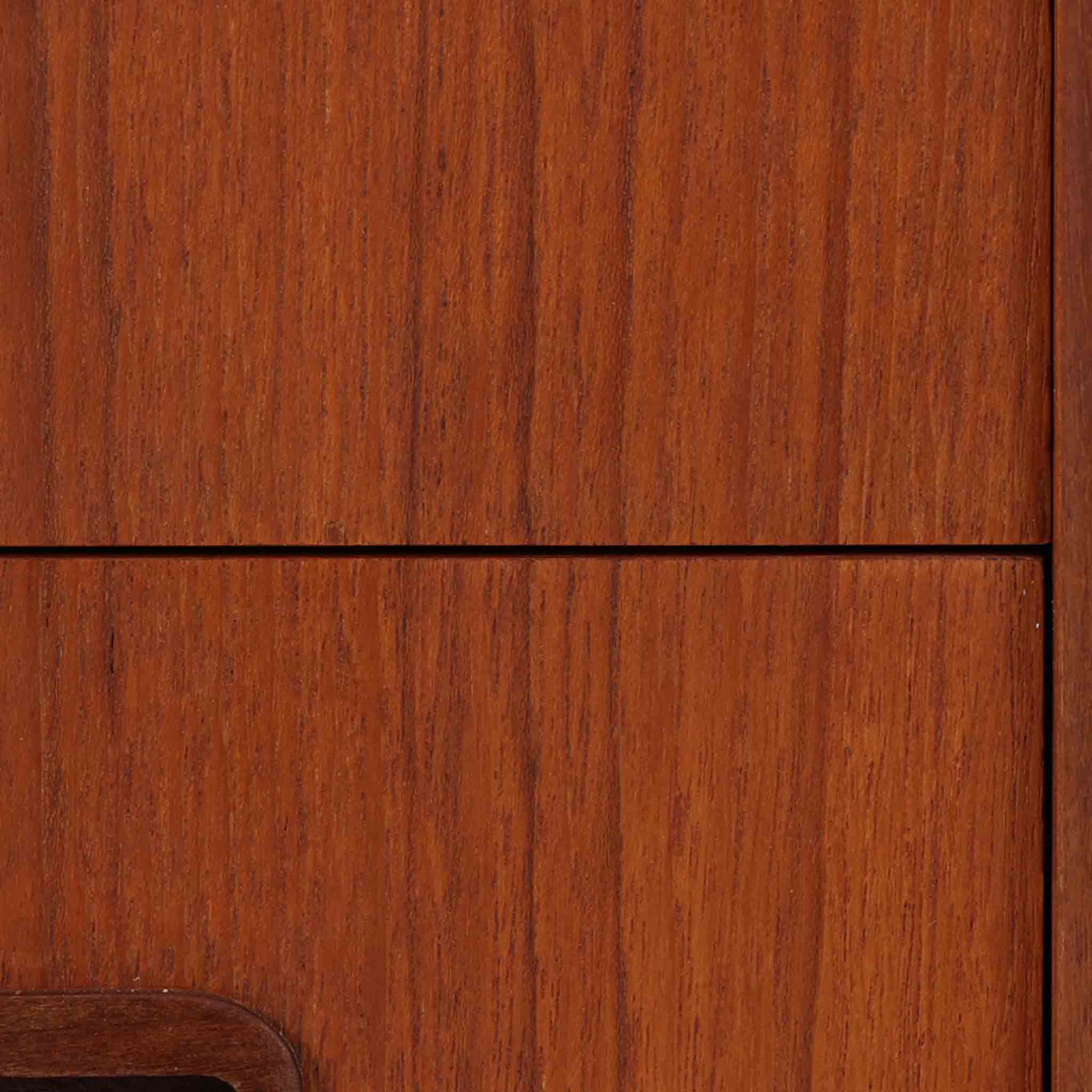 デンマークのP.Westergaards Mobelfabrikによる4段チェストは、チーク材とビーチ材のコントラストが美しい北欧ビンテージ家具です。丸みを帯びた取手と柔らかな木目が温もりを感じさせ、シンプルながらも洗練された佇まいが魅力の一台。引き出しは滑らかに開閉でき、衣類や雑貨の収納にも適しており、寝室やリビング、玄関など多様な空間で活躍します。脚部には明るい色合いのビーチ材が用いられ、軽やかな印象を添えるとともに、ビンテージらしい素材の経年変化もお楽しみいただけます。実用性とデザイン性を兼ね備えた希少なチェストです。