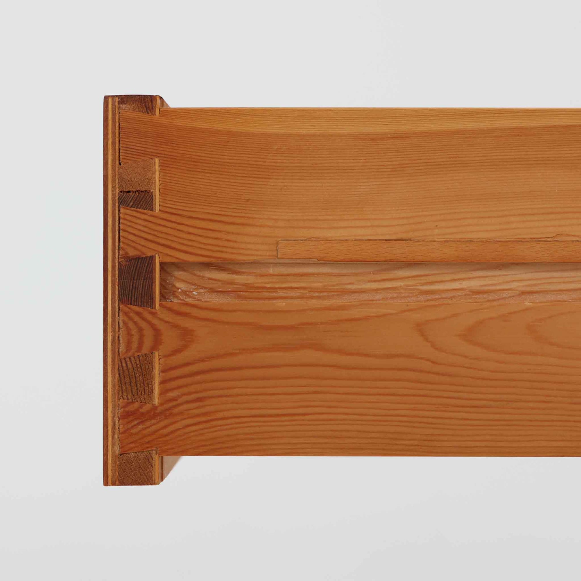 デンマークのP.Westergaards Mobelfabrikによる4段チェストは、チーク材とビーチ材のコントラストが美しい北欧ビンテージ家具です。丸みを帯びた取手と柔らかな木目が温もりを感じさせ、シンプルながらも洗練された佇まいが魅力の一台。引き出しは滑らかに開閉でき、衣類や雑貨の収納にも適しており、寝室やリビング、玄関など多様な空間で活躍します。脚部には明るい色合いのビーチ材が用いられ、軽やかな印象を添えるとともに、ビンテージらしい素材の経年変化もお楽しみいただけます。実用性とデザイン性を兼ね備えた希少なチェストです。