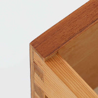 デンマークのP.Westergaards Mobelfabrikによる4段チェストは、チーク材とビーチ材のコントラストが美しい北欧ビンテージ家具です。丸みを帯びた取手と柔らかな木目が温もりを感じさせ、シンプルながらも洗練された佇まいが魅力の一台。引き出しは滑らかに開閉でき、衣類や雑貨の収納にも適しており、寝室やリビング、玄関など多様な空間で活躍します。脚部には明るい色合いのビーチ材が用いられ、軽やかな印象を添えるとともに、ビンテージらしい素材の経年変化もお楽しみいただけます。実用性とデザイン性を兼ね備えた希少なチェストです。