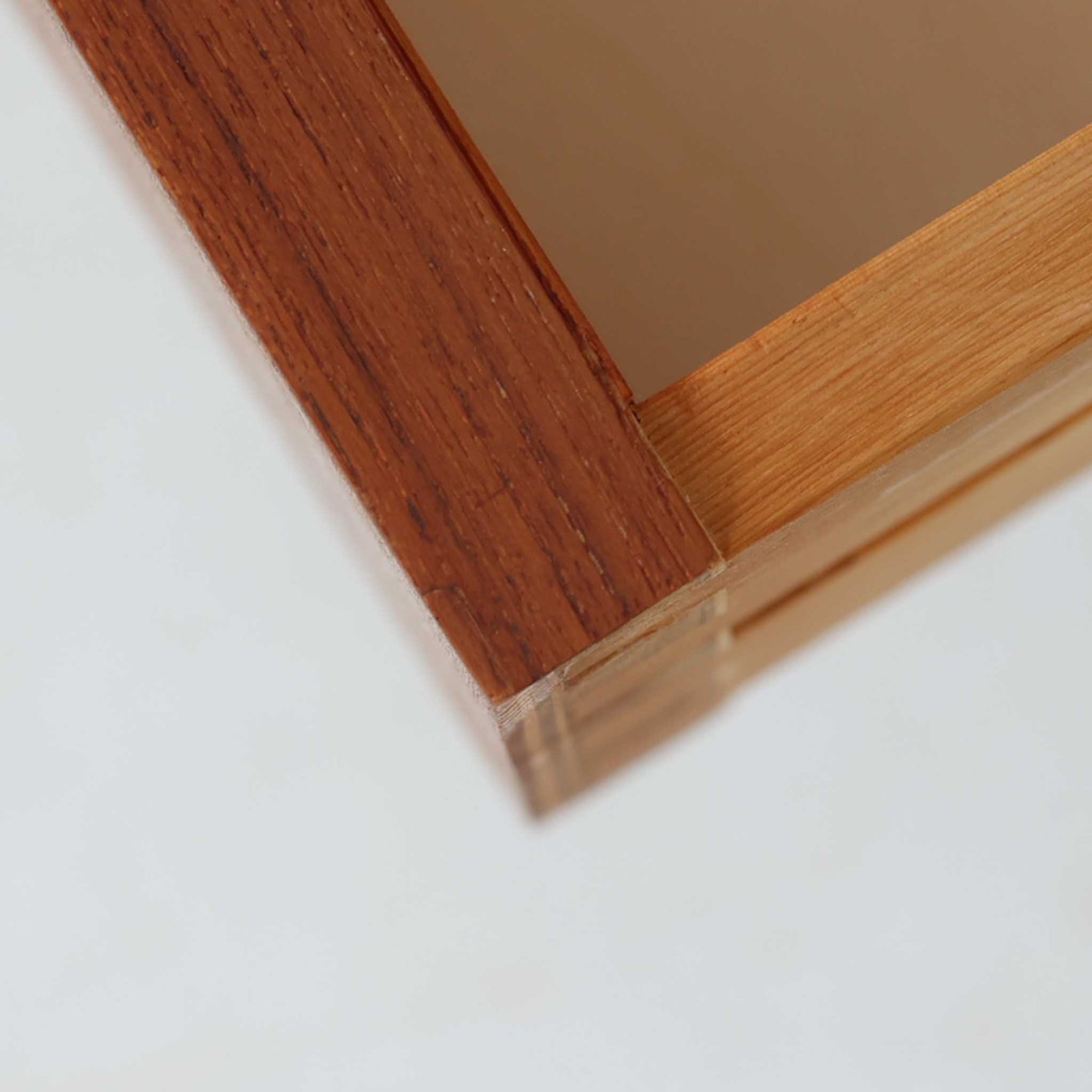 デンマークのP.Westergaards Mobelfabrikによる4段チェストは、チーク材とビーチ材のコントラストが美しい北欧ビンテージ家具です。丸みを帯びた取手と柔らかな木目が温もりを感じさせ、シンプルながらも洗練された佇まいが魅力の一台。引き出しは滑らかに開閉でき、衣類や雑貨の収納にも適しており、寝室やリビング、玄関など多様な空間で活躍します。脚部には明るい色合いのビーチ材が用いられ、軽やかな印象を添えるとともに、ビンテージらしい素材の経年変化もお楽しみいただけます。実用性とデザイン性を兼ね備えた希少なチェストです。