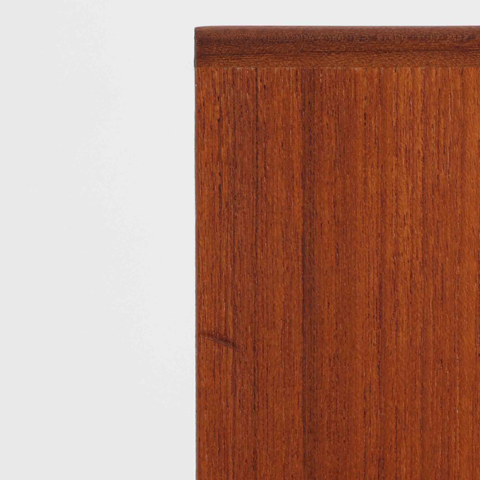 デンマークのP.Westergaards Mobelfabrikによる4段チェストは、チーク材とビーチ材のコントラストが美しい北欧ビンテージ家具です。丸みを帯びた取手と柔らかな木目が温もりを感じさせ、シンプルながらも洗練された佇まいが魅力の一台。引き出しは滑らかに開閉でき、衣類や雑貨の収納にも適しており、寝室やリビング、玄関など多様な空間で活躍します。脚部には明るい色合いのビーチ材が用いられ、軽やかな印象を添えるとともに、ビンテージらしい素材の経年変化もお楽しみいただけます。実用性とデザイン性を兼ね備えた希少なチェストです。