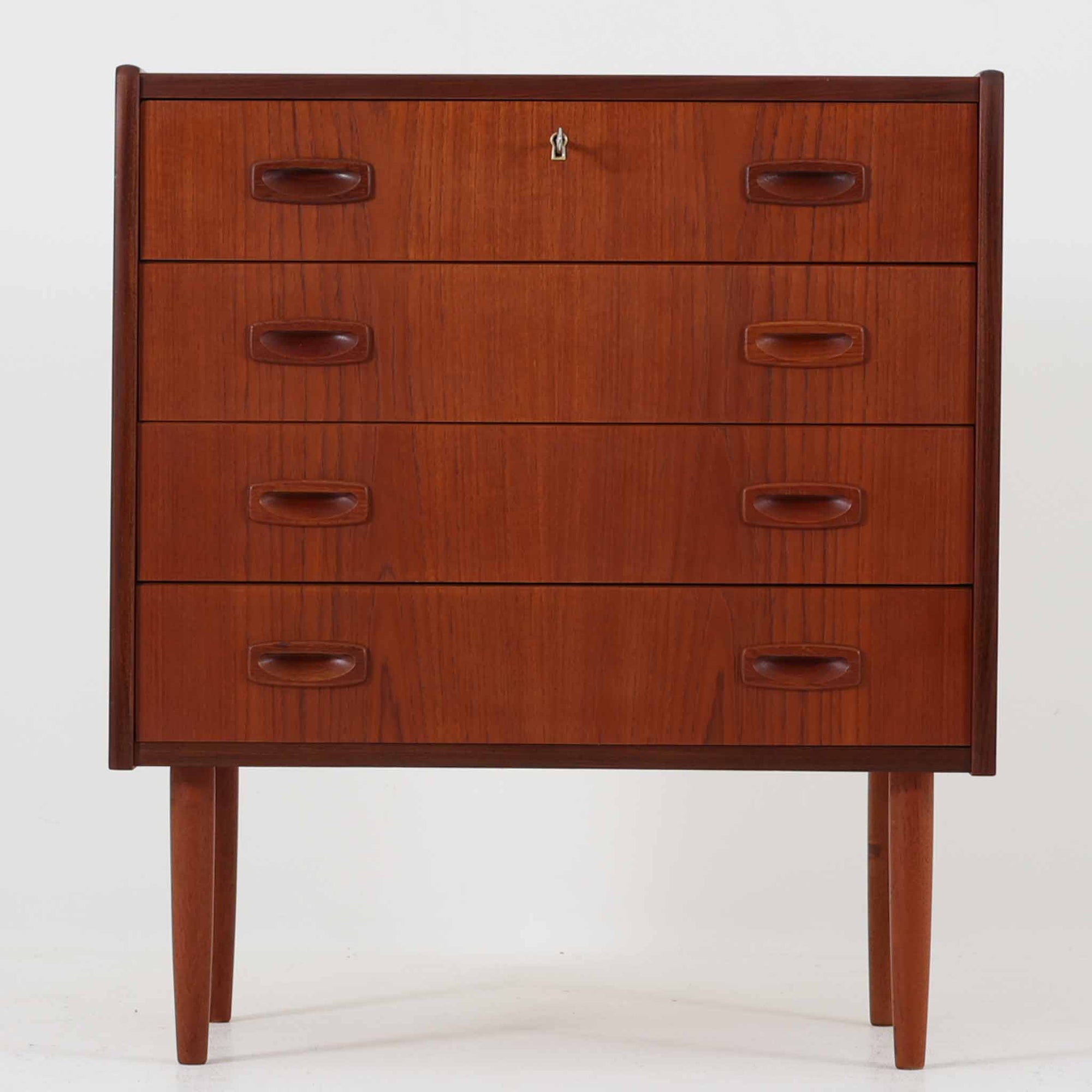 チーク材の温もりある木肌が魅力の4段チェストは、北欧ビンテージならではの上品な佇まいを持ち、幅70cmと場所を取らずに収納力を確保できる実用的な一台です。丸みを帯びた引き出し取手や先細りの脚部など、細部まで丁寧に仕上げられており、寝室やリビング、玄関まわりにも自然と馴染むデザインです。