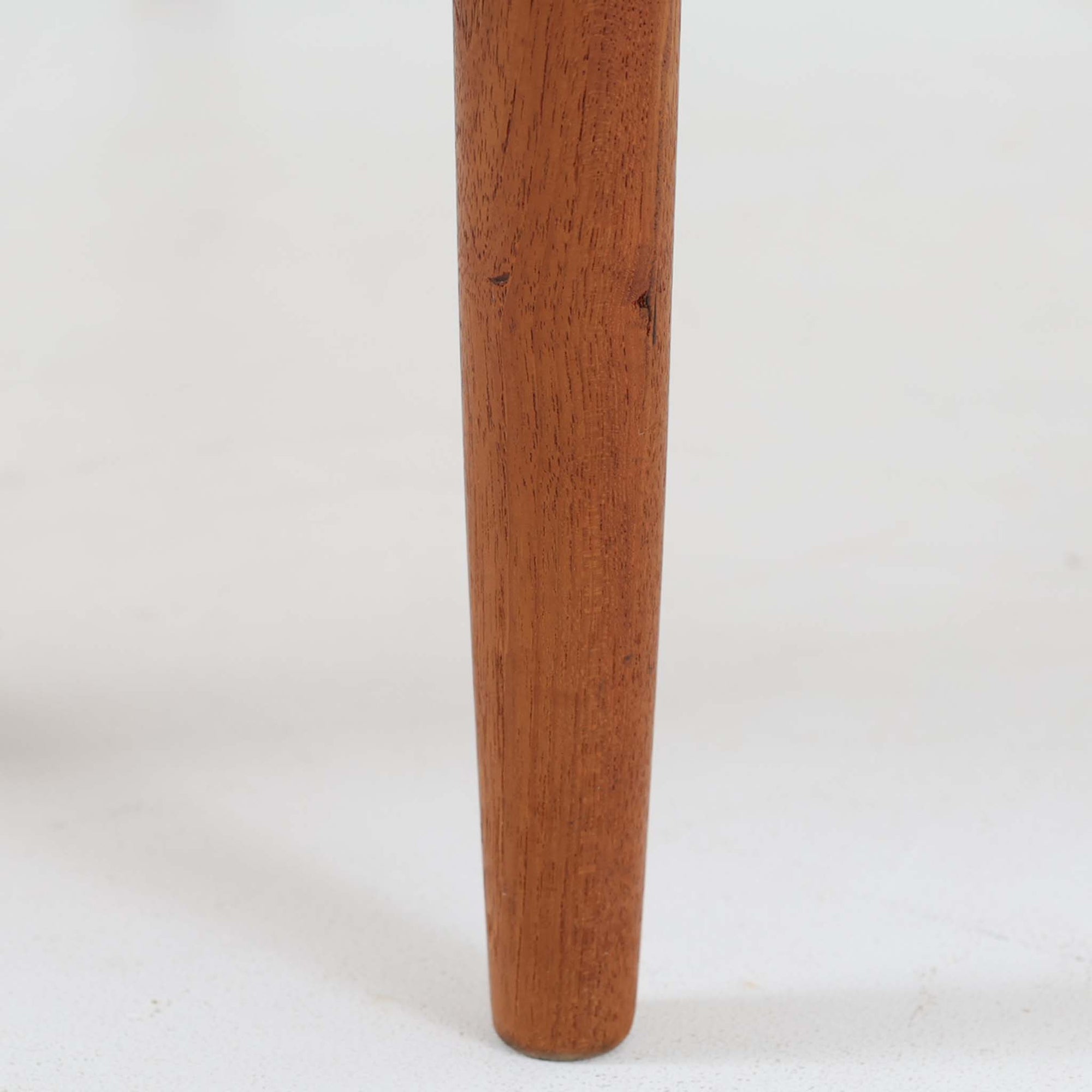 チーク材の温もりある木肌が魅力の4段チェストは、北欧ビンテージならではの上品な佇まいを持ち、幅70cmと場所を取らずに収納力を確保できる実用的な一台です。丸みを帯びた引き出し取手や先細りの脚部など、細部まで丁寧に仕上げられており、寝室やリビング、玄関まわりにも自然と馴染むデザインです。